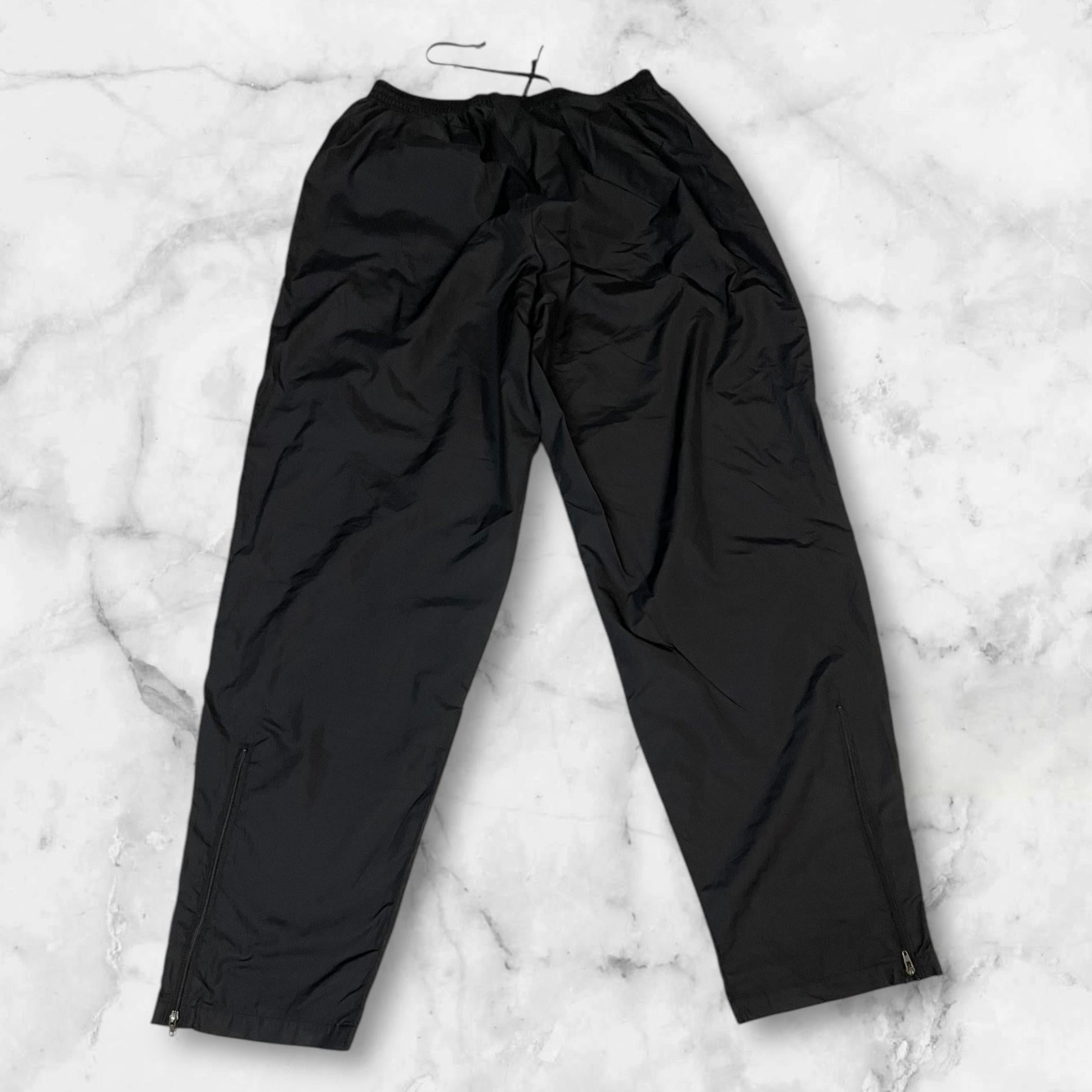 Entdecke unsere Vintage Track Pants von Nike und anderen Marken, erhältlich bei Valuxery.de - Dein Shop für trendige Vintage - Kleidung. Unsere Track Pants sind aus hochwertigen Materialien und
