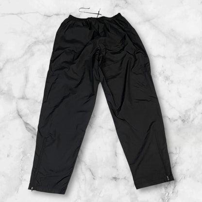 Entdecke unsere Vintage Track Pants von Nike und anderen Marken, erhältlich bei Valuxery.de - Dein Shop für trendige Vintage - Kleidung. Unsere Track Pants sind aus hochwertigen Materialien und