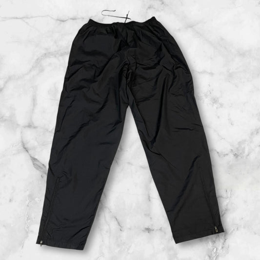 Entdecke unsere Vintage Track Pants von Nike und anderen Marken, erhältlich bei Valuxery.de - Dein Shop für trendige Vintage - Kleidung. Unsere Track Pants sind aus hochwertigen Materialien und
