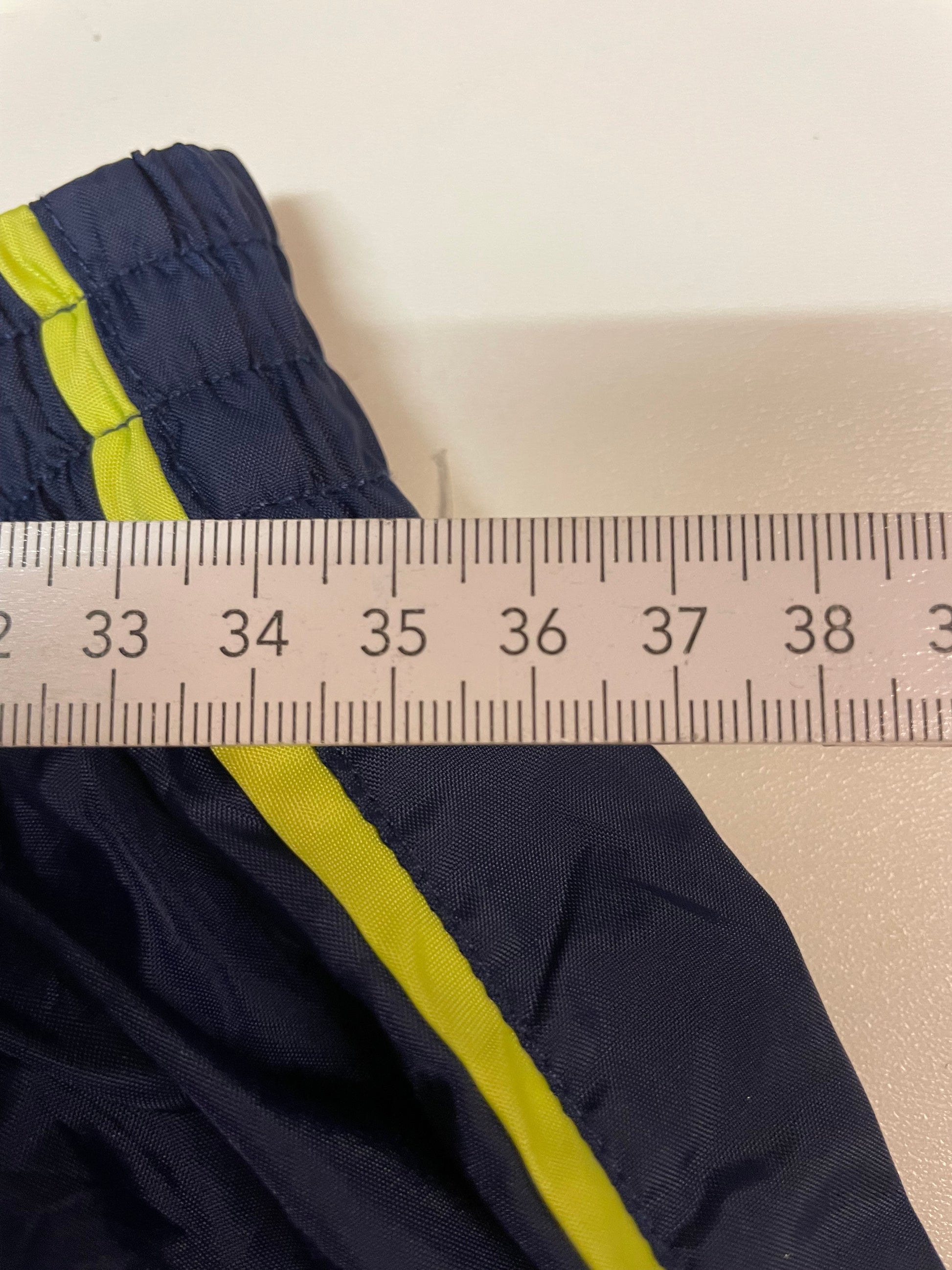 Entdecke unsere Vintage Track Pants von Nike und anderen Marken, erhältlich bei Valuxery.de - Dein Shop für trendige Vintage - Kleidung. Unsere Track Pants sind aus hochwertigen Materialien und