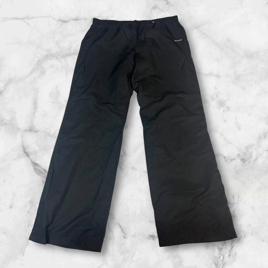 Entdecke unsere Vintage Track Pants von Nike und anderen Marken, erhältlich bei Valuxery.de - Dein Shop für trendige Vintage - Kleidung. Unsere Track Pants sind aus hochwertigen Materialien und