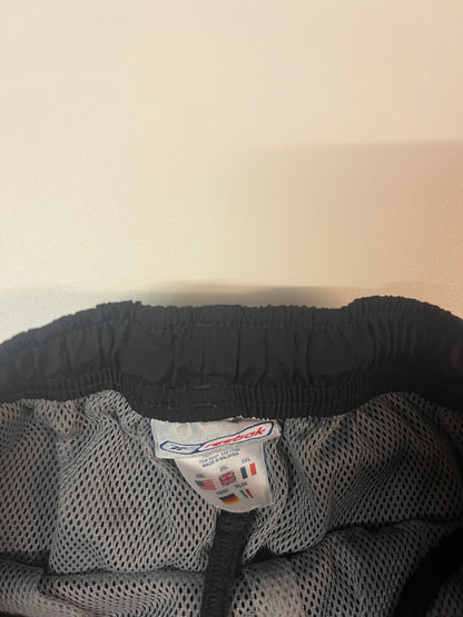 Entdecke unsere Vintage Track Pants von Nike und anderen Marken, erhältlich bei Valuxery.de - Dein Shop für trendige Vintage - Kleidung. Unsere Track Pants sind aus hochwertigen Materialien und
