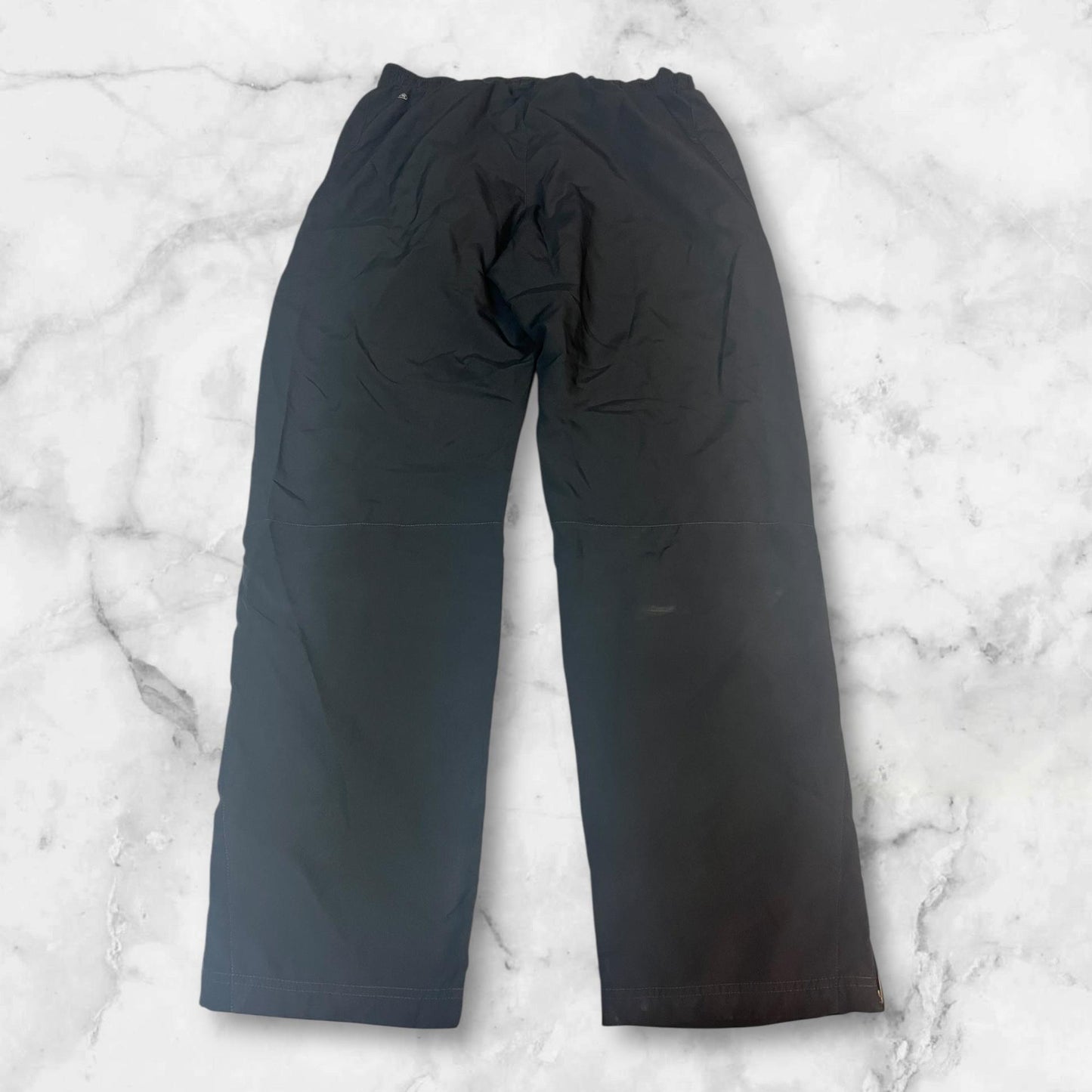 Entdecke unsere Vintage Track Pants von Nike und anderen Marken, erhältlich bei Valuxery.de - Dein Shop für trendige Vintage - Kleidung. Unsere Track Pants sind aus hochwertigen Materialien und