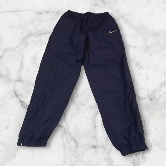 Entdecke unsere Vintage Track Pants von Nike und anderen Marken, erhältlich bei Valuxery.de - Dein Shop für trendige Vintage - Kleidung. Unsere Track Pants sind aus hochwertigen Materialien und