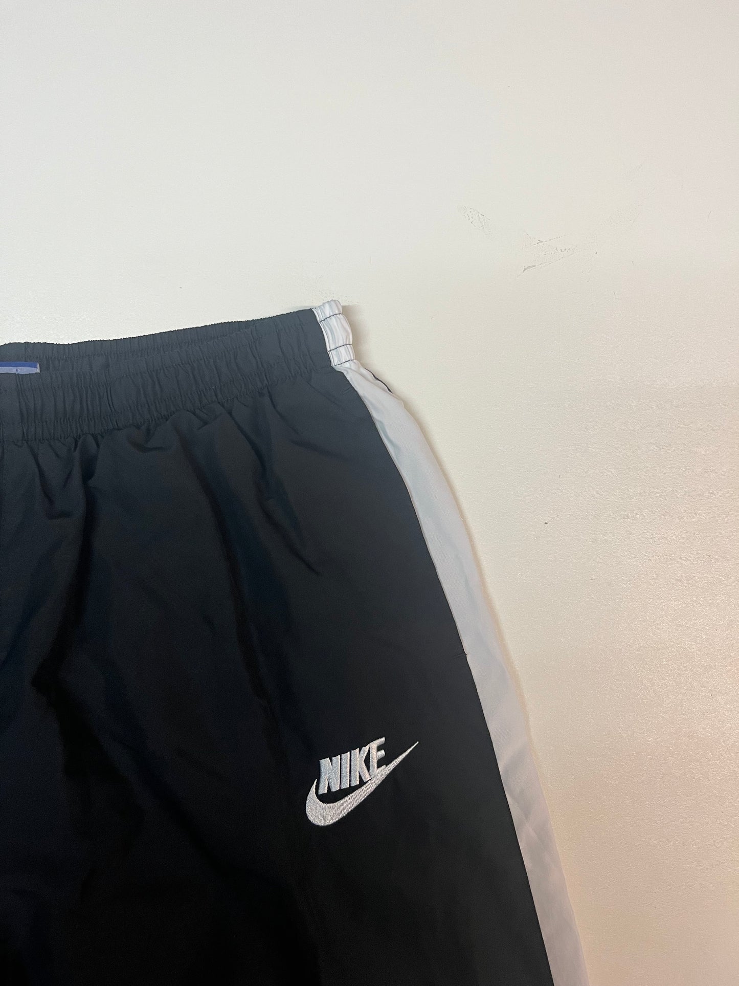 Entdecke unsere Vintage Track Pants von Nike und anderen Marken, erhältlich bei Valuxery.de - Dein Shop für trendige Vintage - Kleidung. Unsere Track Pants sind aus hochwertigen Materialien und