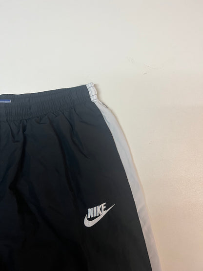 Entdecke unsere Vintage Track Pants von Nike und anderen Marken, erhältlich bei Valuxery.de - Dein Shop für trendige Vintage - Kleidung. Unsere Track Pants sind aus hochwertigen Materialien und