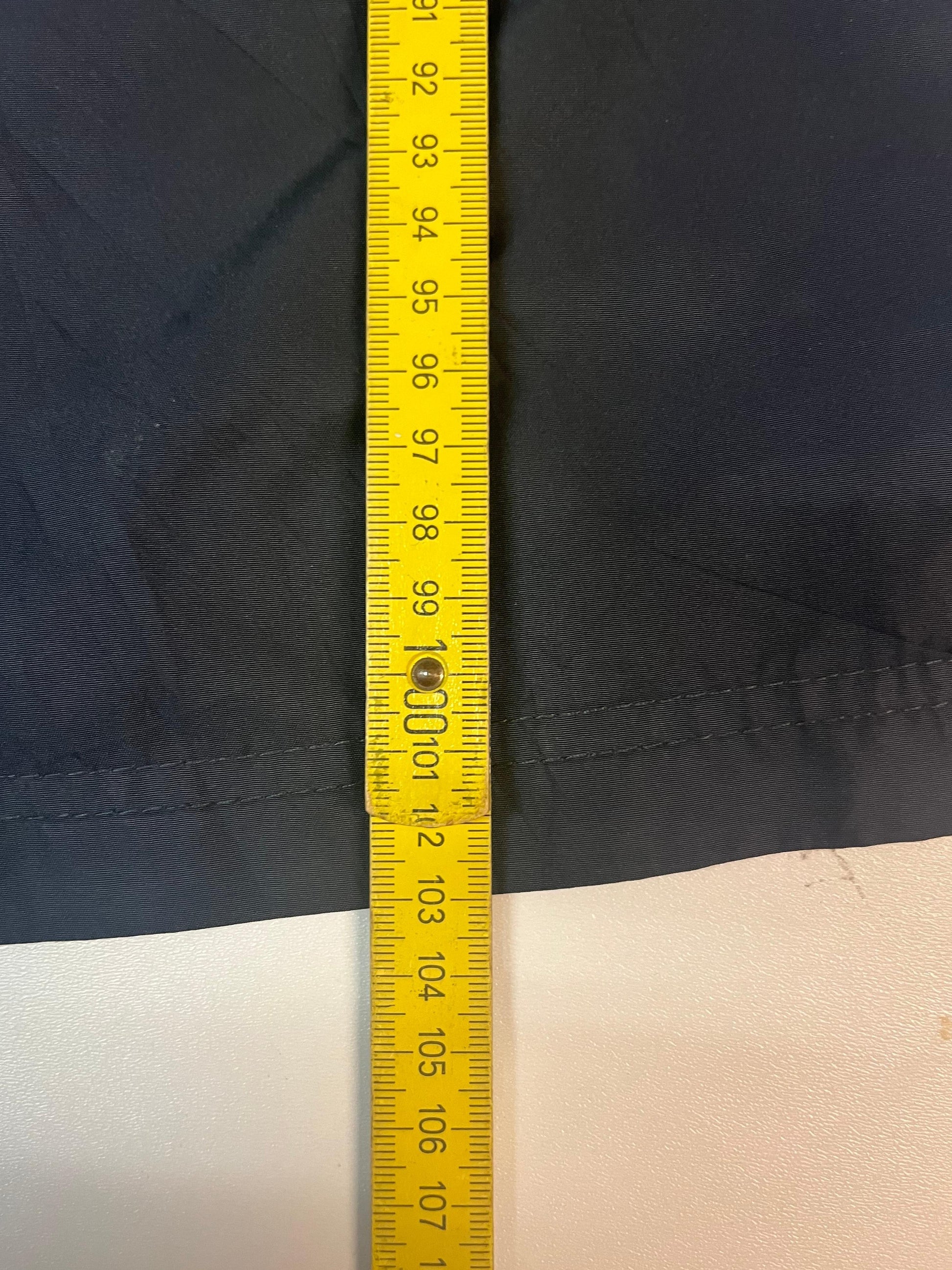 Entdecke unsere Vintage Track Pants von Nike und anderen Marken, erhältlich bei Valuxery.de - Dein Shop für trendige Vintage - Kleidung. Unsere Track Pants sind aus hochwertigen Materialien und