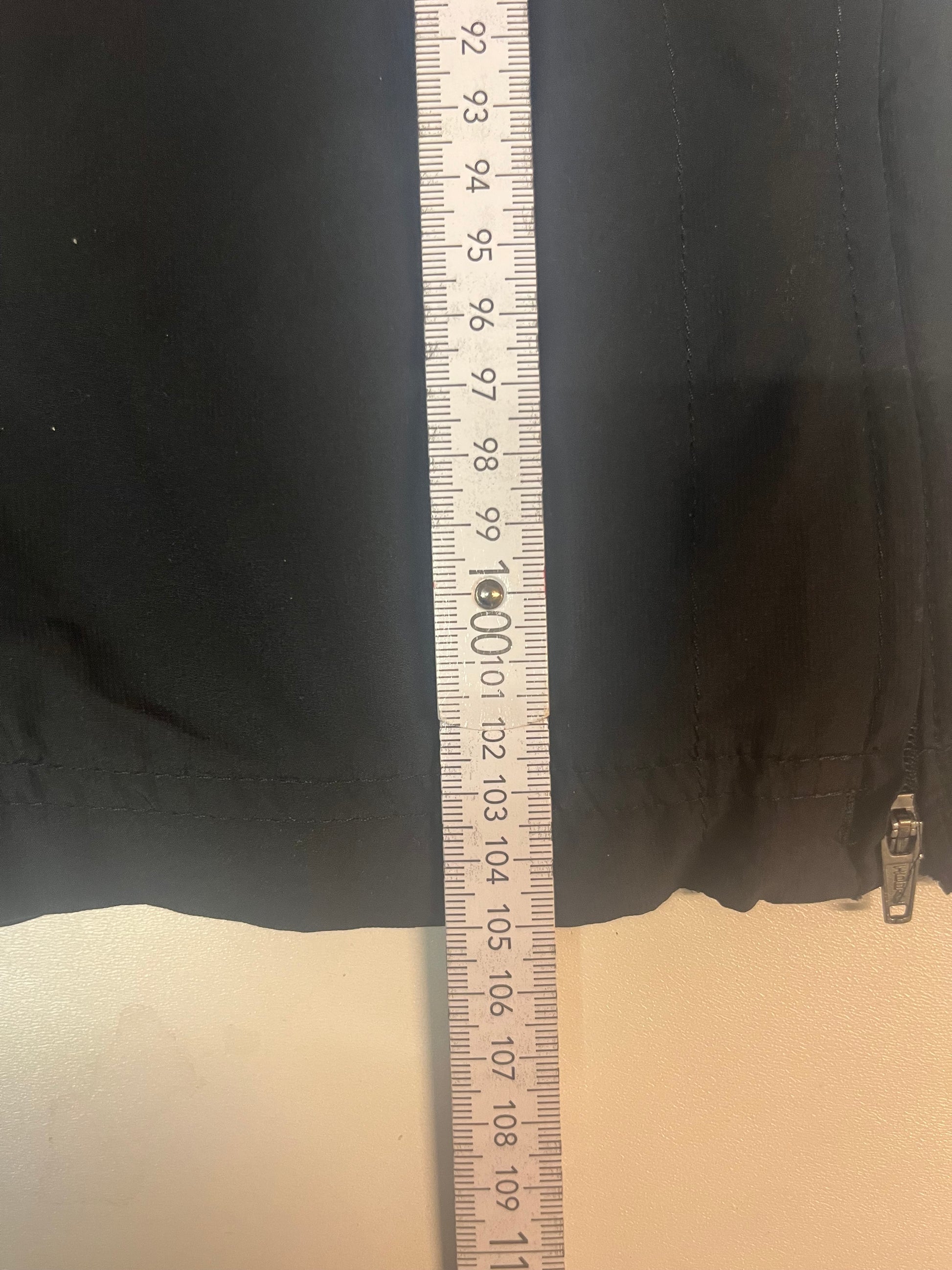 Entdecke unsere Vintage Track Pants von Nike und anderen Marken, erhältlich bei Valuxery.de - Dein Shop für trendige Vintage - Kleidung. Unsere Track Pants sind aus hochwertigen Materialien und