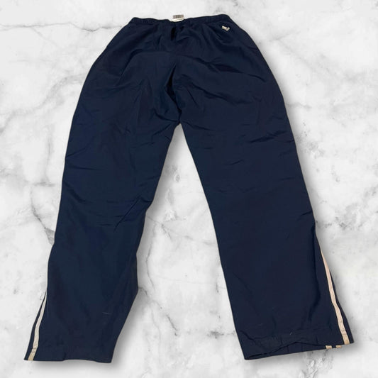 Entdecke unsere Vintage Track Pants von Nike und anderen Marken, erhältlich bei Valuxery.de - Dein Shop für trendige Vintage - Kleidung. Unsere Track Pants sind aus hochwertigen Materialien und