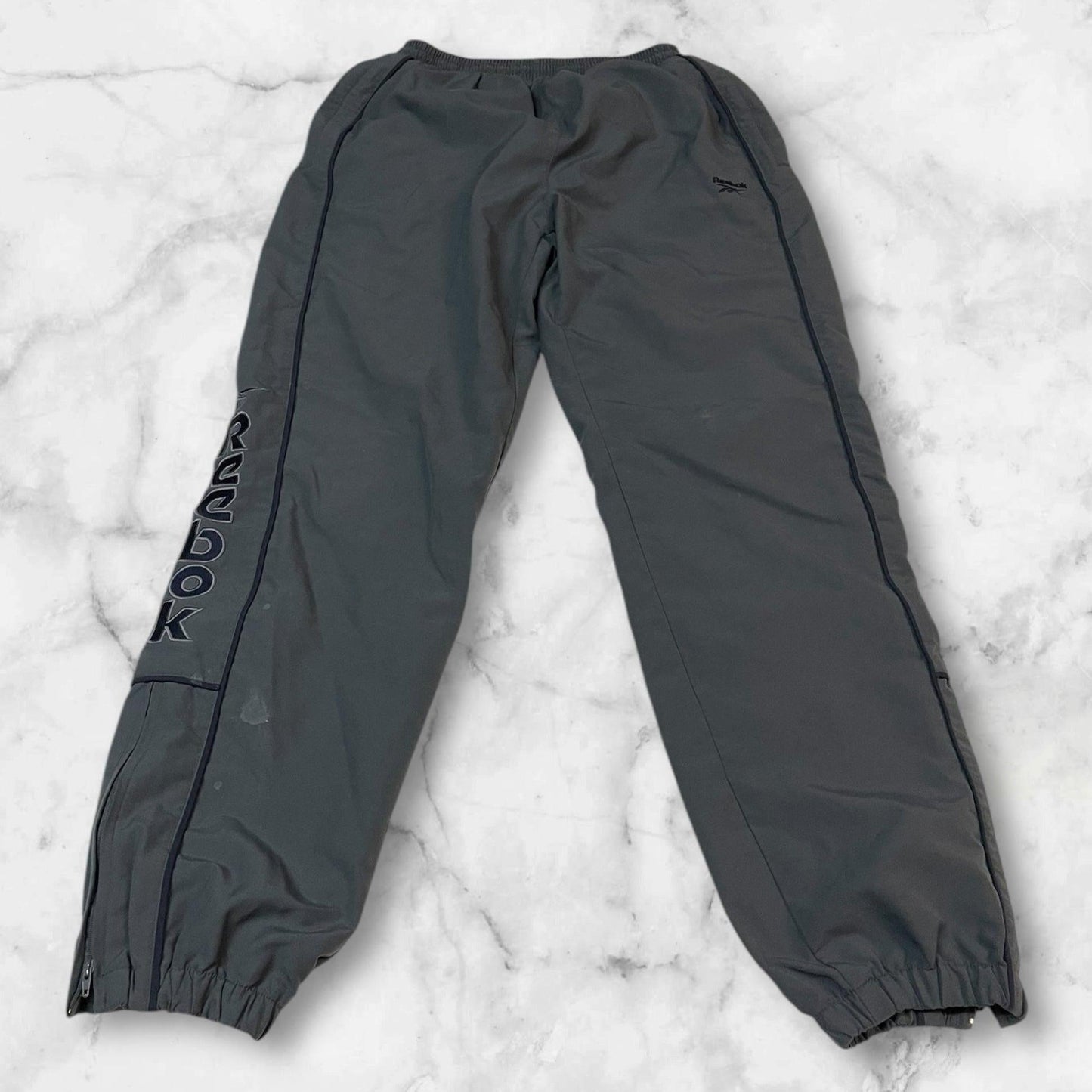 Entdecke unsere Vintage Track Pants von Nike und anderen Marken, erhältlich bei Valuxery.de - Dein Shop für trendige Vintage - Kleidung. Unsere Track Pants sind aus hochwertigen Materialien und