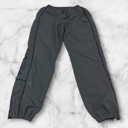 Entdecke unsere Vintage Track Pants von Nike und anderen Marken, erhältlich bei Valuxery.de - Dein Shop für trendige Vintage - Kleidung. Unsere Track Pants sind aus hochwertigen Materialien und