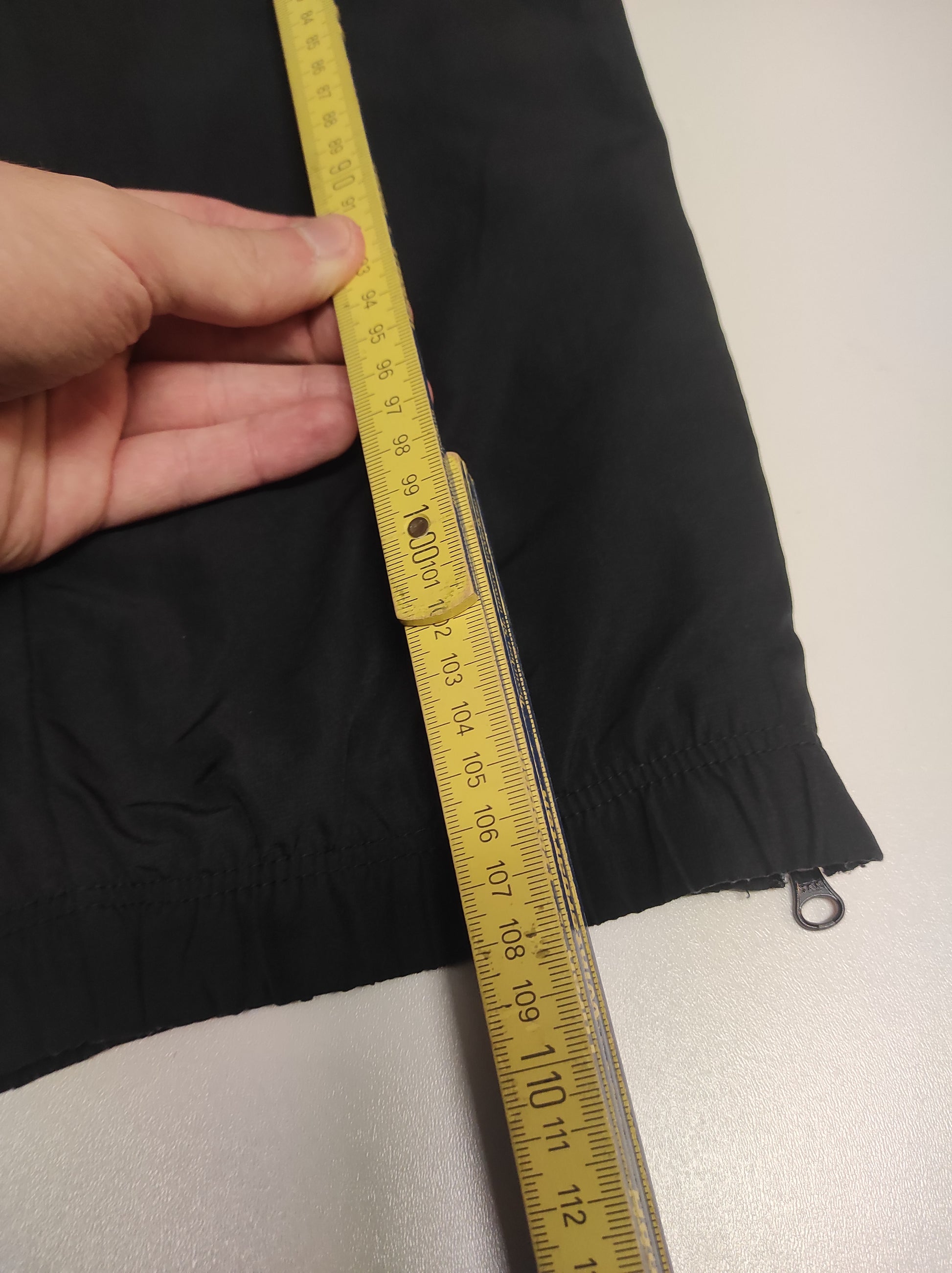 Entdecke unsere Vintage Track Pants von Nike und anderen Marken, erhältlich bei Valuxery.de - Dein Shop für trendige Vintage - Kleidung. Unsere Track Pants sind aus hochwertigen Materialien und