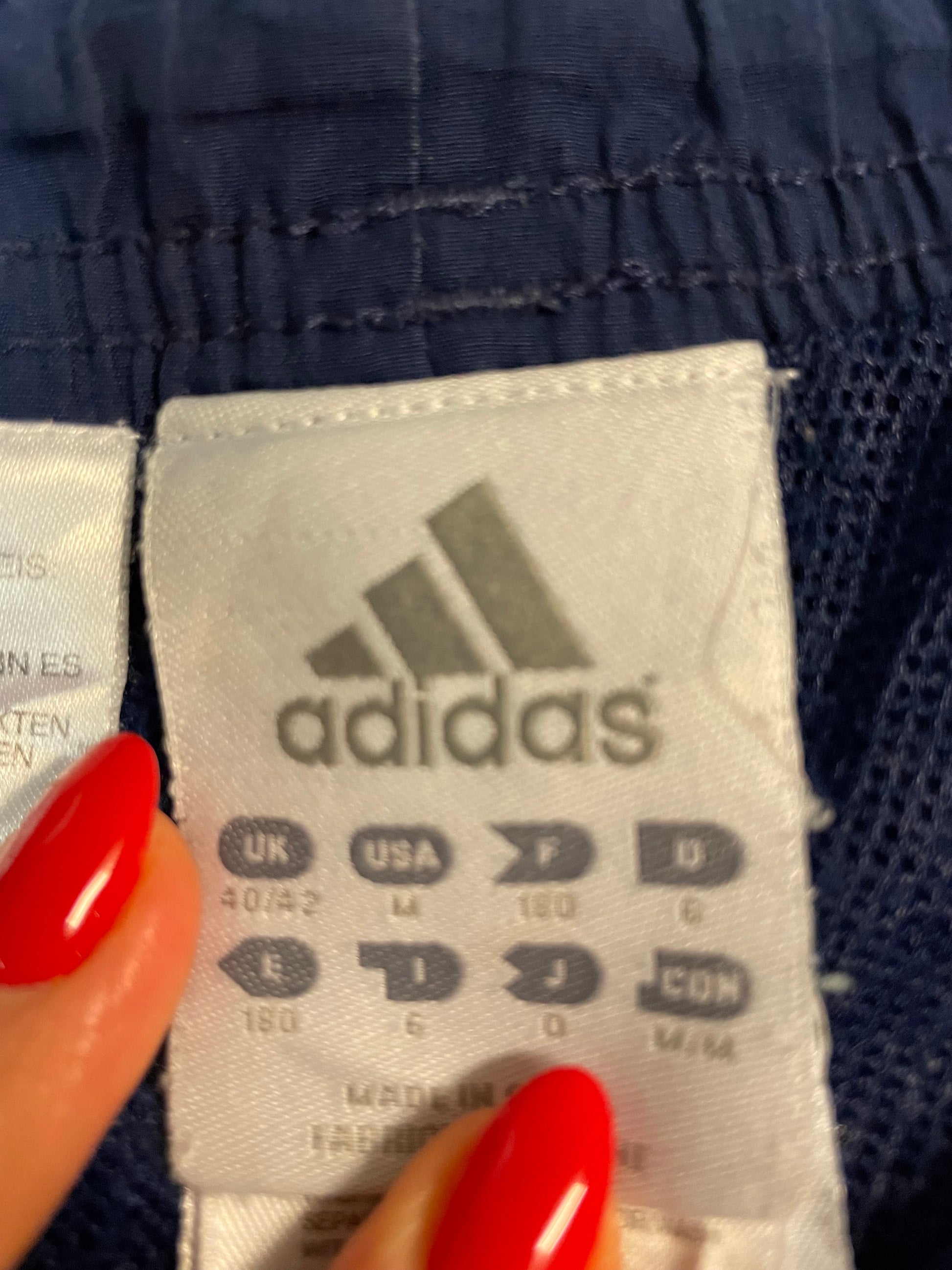 Entdecke unsere Vintage Track Pants von Nike und anderen Marken, erhältlich bei Valuxery.de - Dein Shop für trendige Vintage - Kleidung. Unsere Track Pants sind aus hochwertigen Materialien und