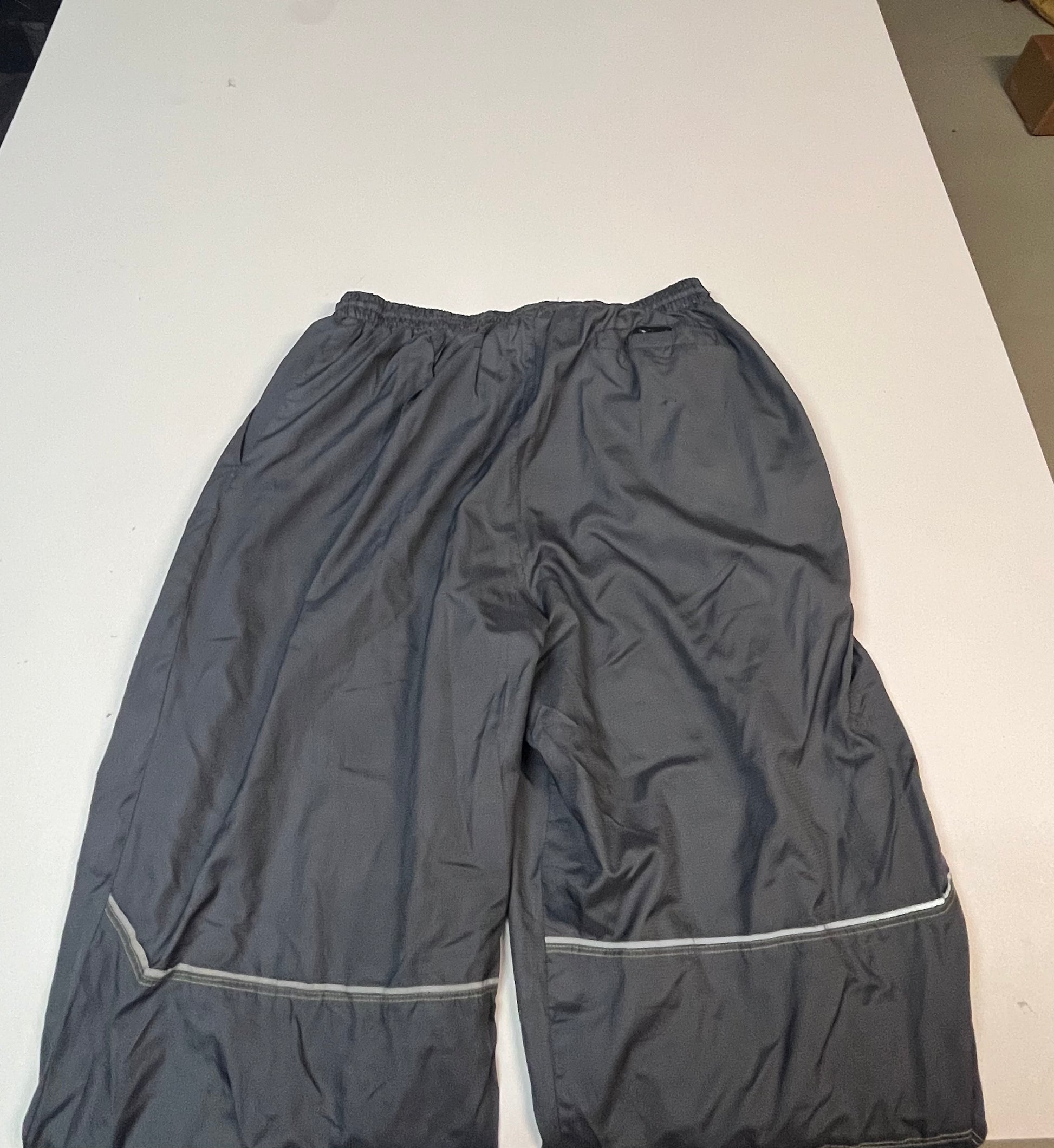 Entdecke unsere Vintage Track Pants von Nike und anderen Marken, erhältlich bei Valuxery.de - Dein Shop für trendige Vintage - Kleidung. Unsere Track Pants sind aus hochwertigen Materialien und