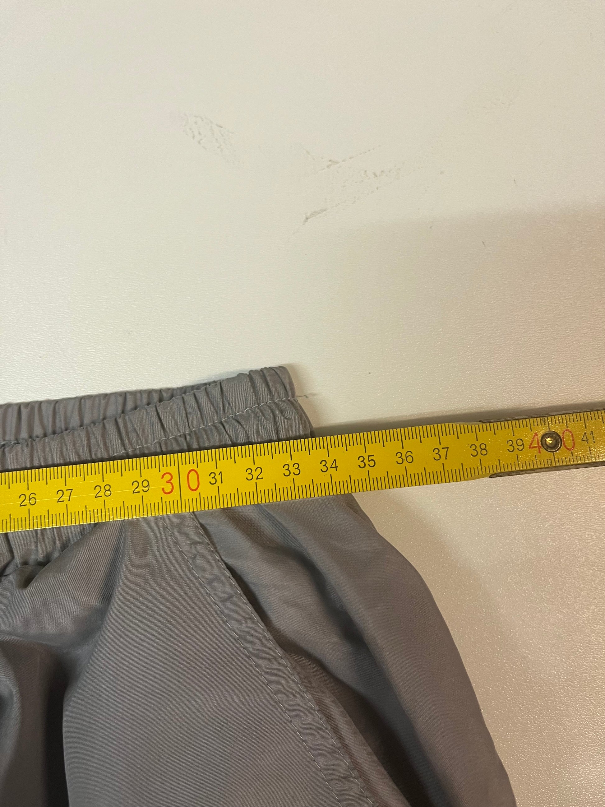 Entdecke unsere Vintage Track Pants von Nike und anderen Marken, erhältlich bei Valuxery.de - Dein Shop für trendige Vintage - Kleidung. Unsere Track Pants sind aus hochwertigen Materialien und