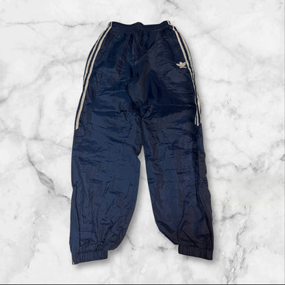 Entdecke unsere Vintage Track Pants von Nike und anderen Marken, erhältlich bei Valuxery.de - Dein Shop für trendige Vintage - Kleidung. Unsere Track Pants sind aus hochwertigen Materialien und