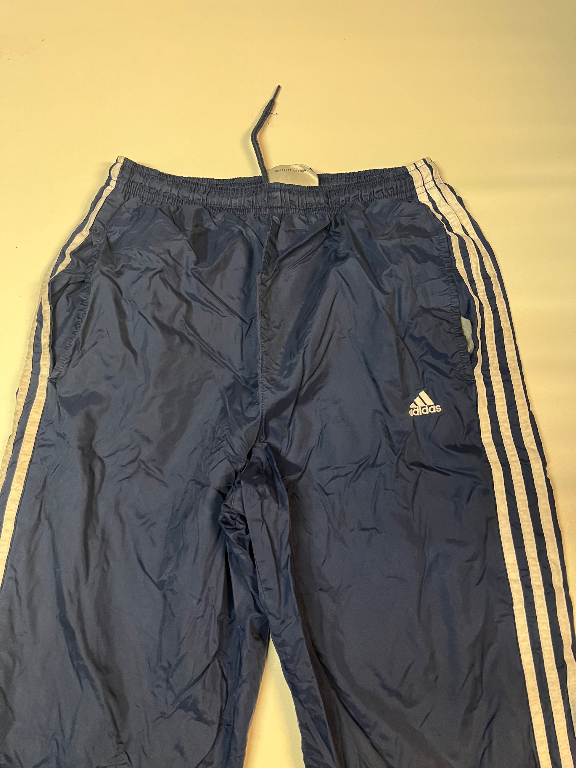 Entdecke unsere Vintage Track Pants von Nike und anderen Marken, erhältlich bei Valuxery.de - Dein Shop für trendige Vintage - Kleidung. Unsere Track Pants sind aus hochwertigen Materialien und