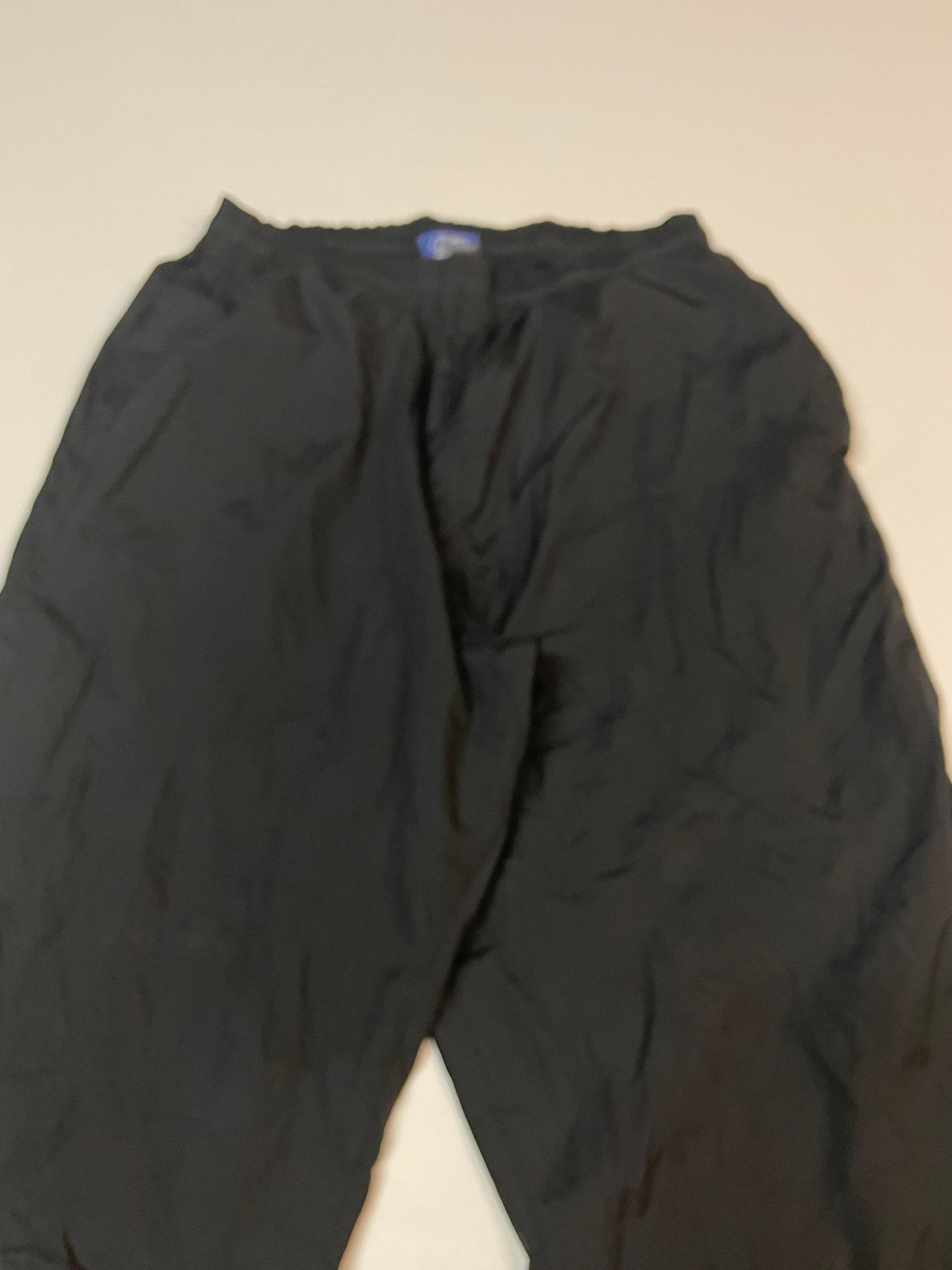 Entdecke unsere Vintage Track Pants von Nike und anderen Marken, erhältlich bei Valuxery.de - Dein Shop für trendige Vintage - Kleidung. Unsere Track Pants sind aus hochwertigen Materialien und