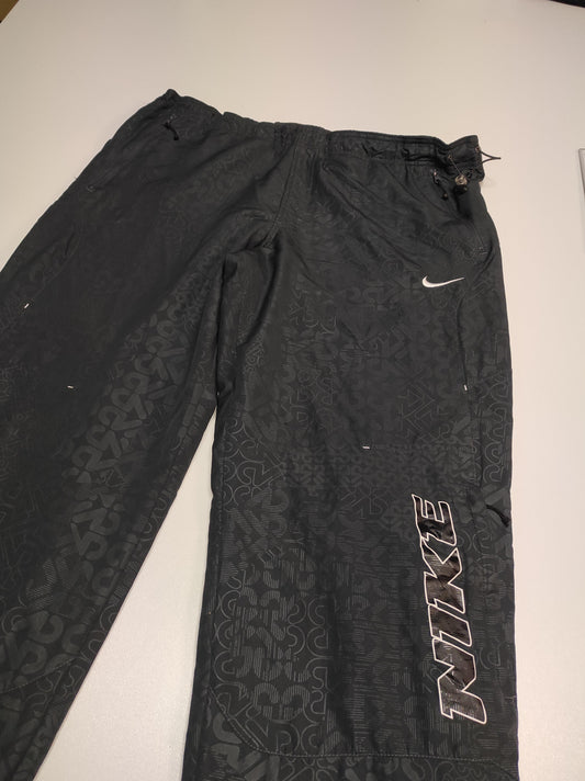 Entdecke unsere Vintage Track Pants von Nike und anderen Marken, erhältlich bei Valuxery.de - Dein Shop für trendige Vintage - Kleidung. Unsere Track Pants sind aus hochwertigen Materialien und