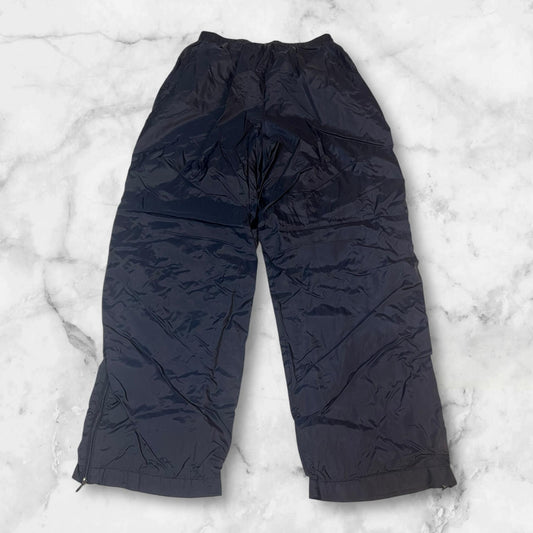 Entdecke unsere Vintage Track Pants von Nike und anderen Marken, erhältlich bei Valuxery.de - Dein Shop für trendige Vintage - Kleidung. Unsere Track Pants sind aus hochwertigen Materialien und