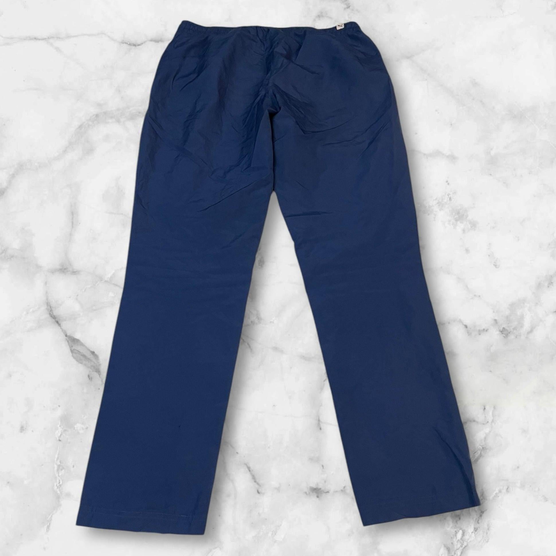 Entdecke unsere Vintage Track Pants von Nike und anderen Marken, erhältlich bei Valuxery.de - Dein Shop für trendige Vintage - Kleidung. Unsere Track Pants sind aus hochwertigen Materialien und