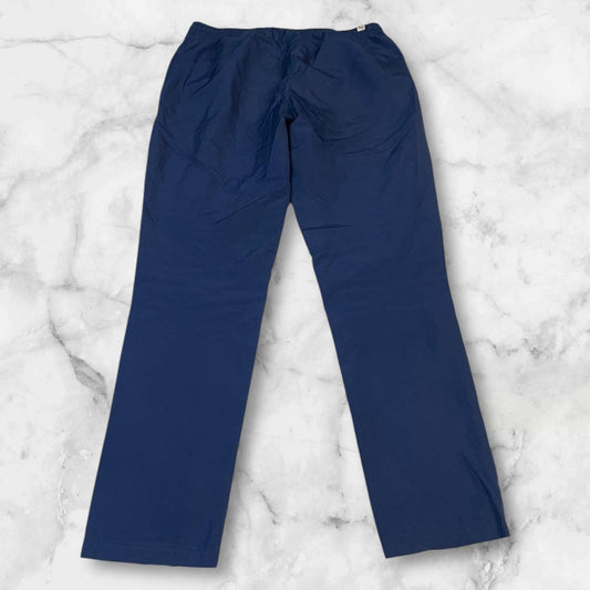 Entdecke unsere Vintage Track Pants von Nike und anderen Marken, erhältlich bei Valuxery.de - Dein Shop für trendige Vintage - Kleidung. Unsere Track Pants sind aus hochwertigen Materialien und