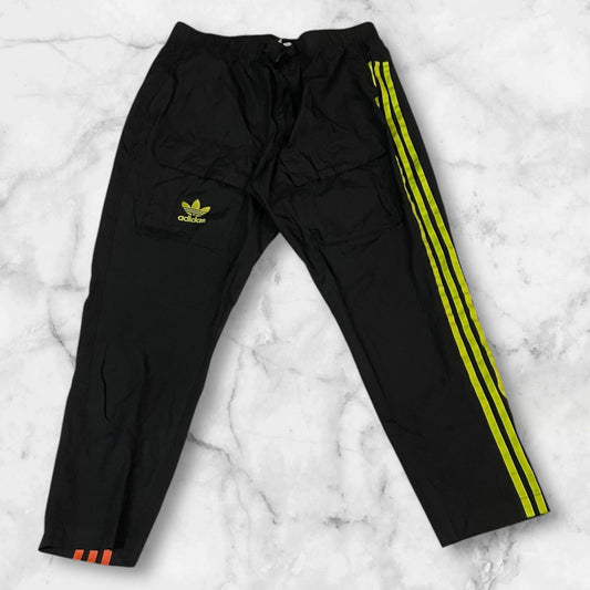 Entdecke unsere Vintage Track Pants von Nike und anderen Marken, erhältlich bei Valuxery.de - Dein Shop für trendige Vintage - Kleidung. Unsere Track Pants sind aus hochwertigen Materialien und