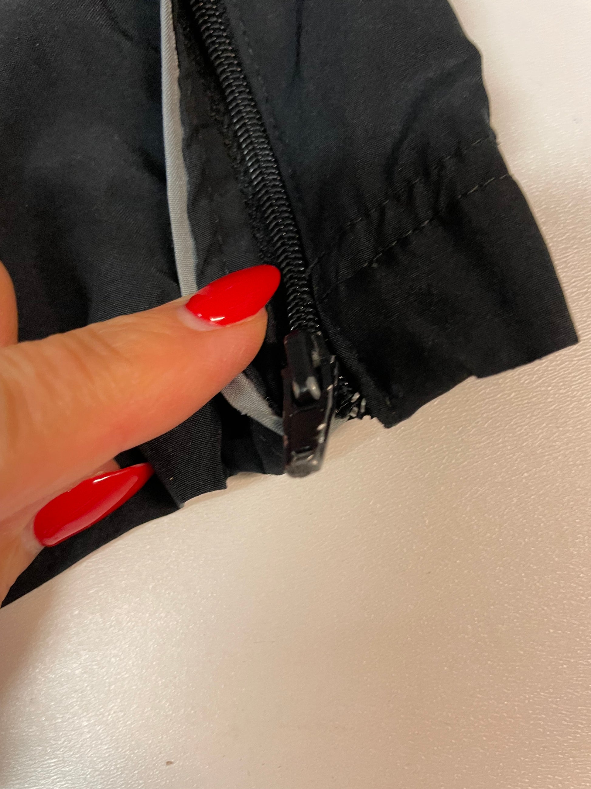 Entdecke unsere Vintage Track Pants von Nike und anderen Marken, erhältlich bei Valuxery.de - Dein Shop für trendige Vintage - Kleidung. Unsere Track Pants sind aus hochwertigen Materialien und