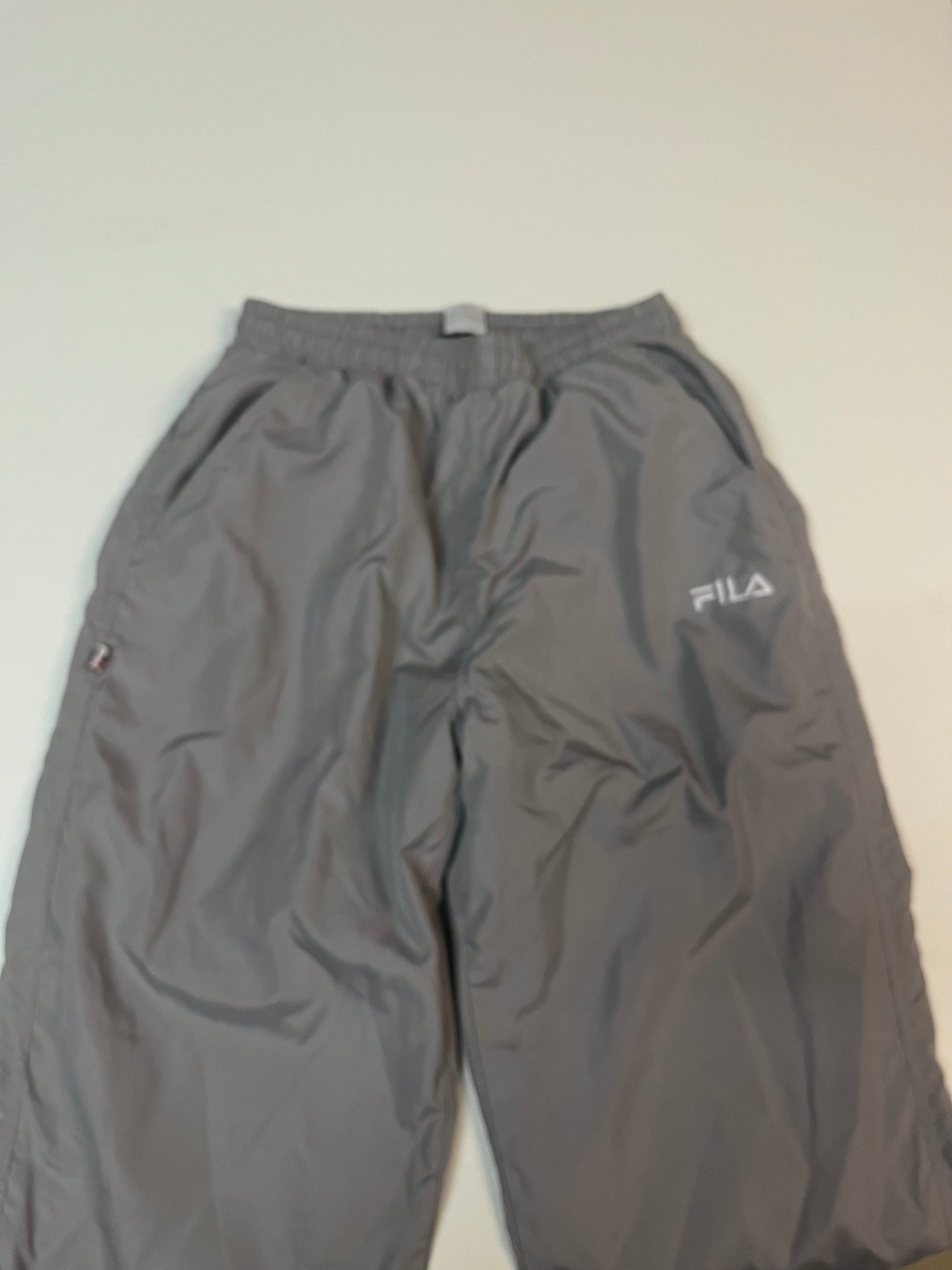 Entdecke unsere Vintage Track Pants von Nike und anderen Marken, erhältlich bei Valuxery.de - Dein Shop für trendige Vintage - Kleidung. Unsere Track Pants sind aus hochwertigen Materialien und