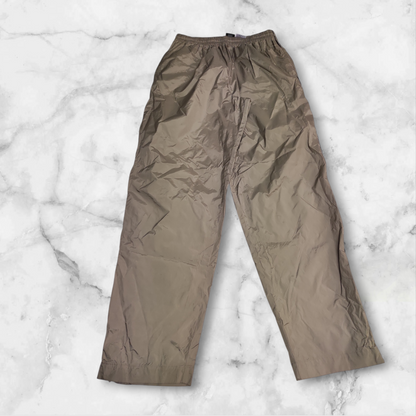 Entdecke unsere Vintage Track Pants von Nike und anderen Marken, erhältlich bei Valuxery.de - Dein Shop für trendige Vintage - Kleidung. Unsere Track Pants sind aus hochwertigen Materialien und