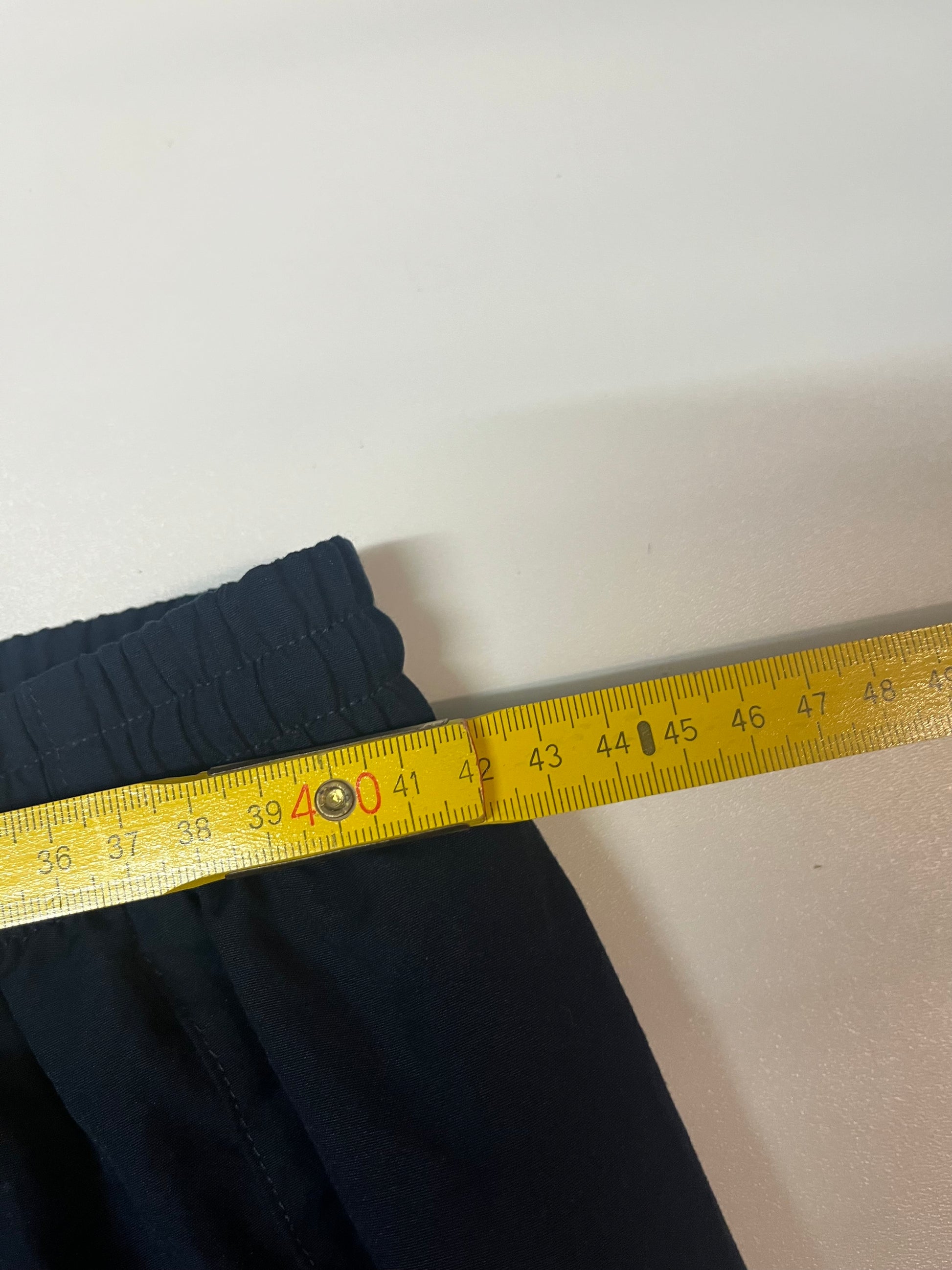 Entdecke unsere Vintage Track Pants von Nike und anderen Marken, erhältlich bei Valuxery.de - Dein Shop für trendige Vintage - Kleidung. Unsere Track Pants sind aus hochwertigen Materialien und