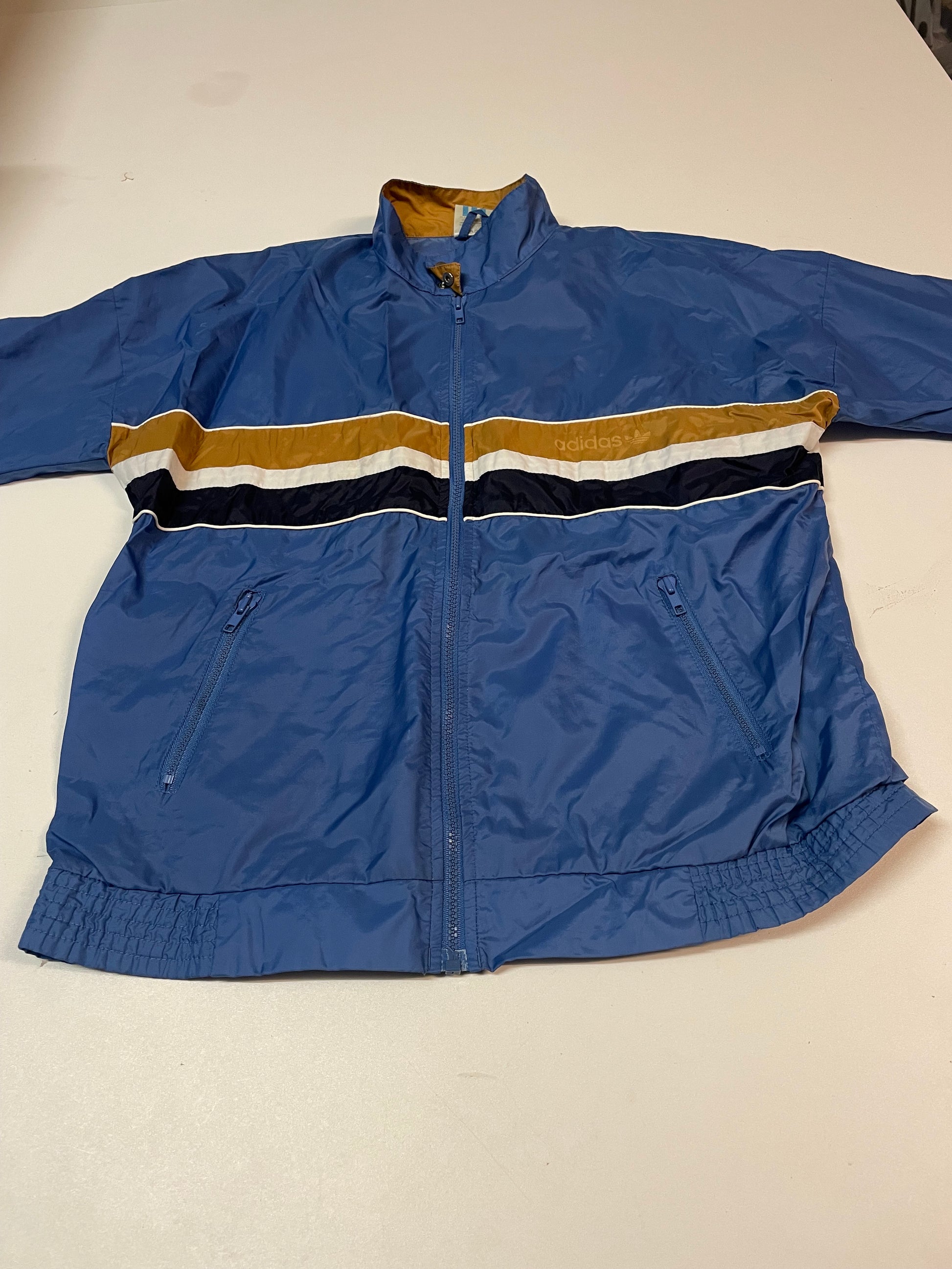 Entdecke unsere Vintage Track Pants von Nike und anderen Marken, erhältlich bei Valuxery.de - Dein Shop für trendige Vintage - Kleidung. Unsere Track Pants sind aus hochwertigen Materialien und