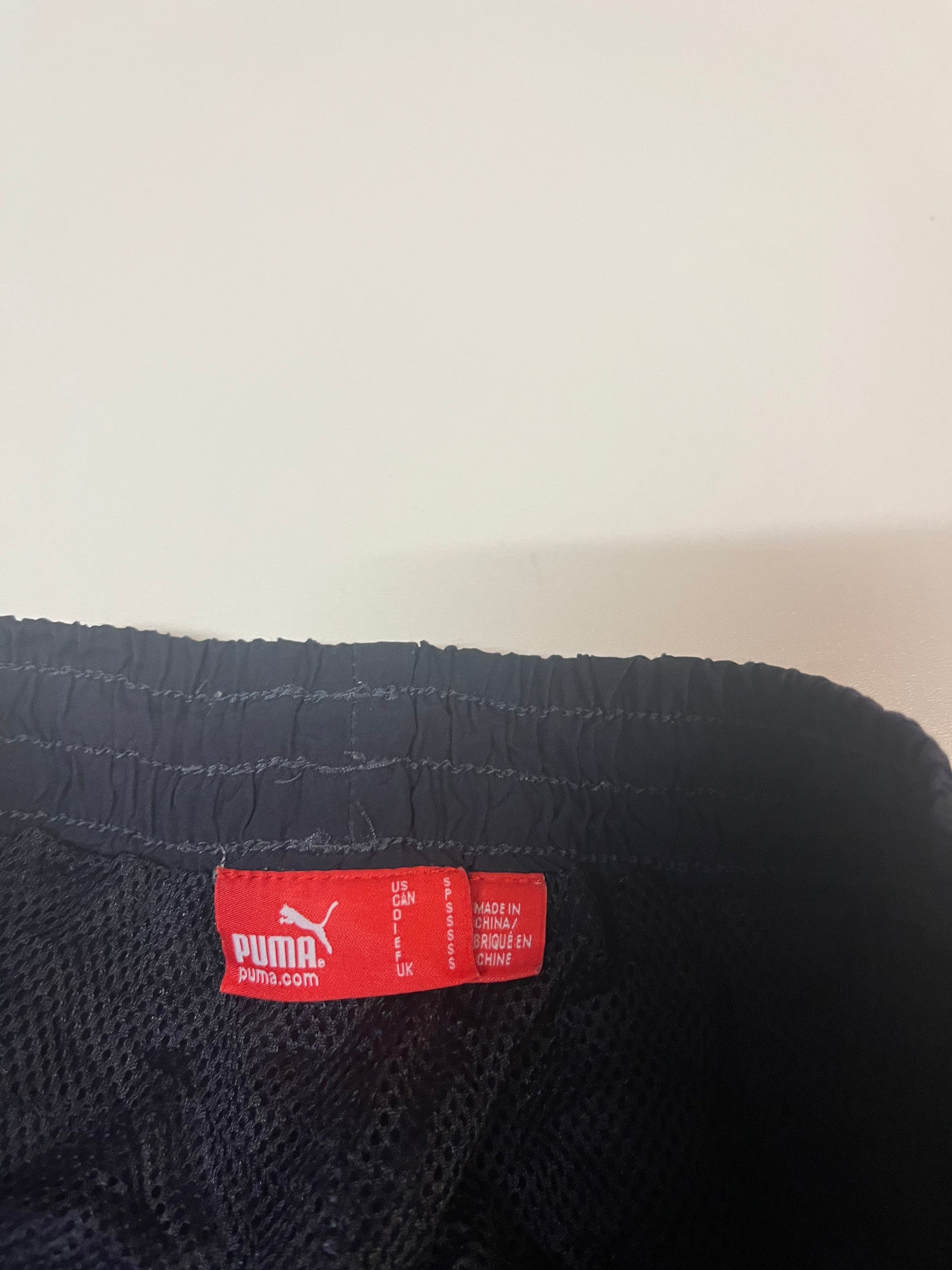 Entdecke unsere Vintage Track Pants von Nike und anderen Marken, erhältlich bei Valuxery.de - Dein Shop für trendige Vintage - Kleidung. Unsere Track Pants sind aus hochwertigen Materialien und