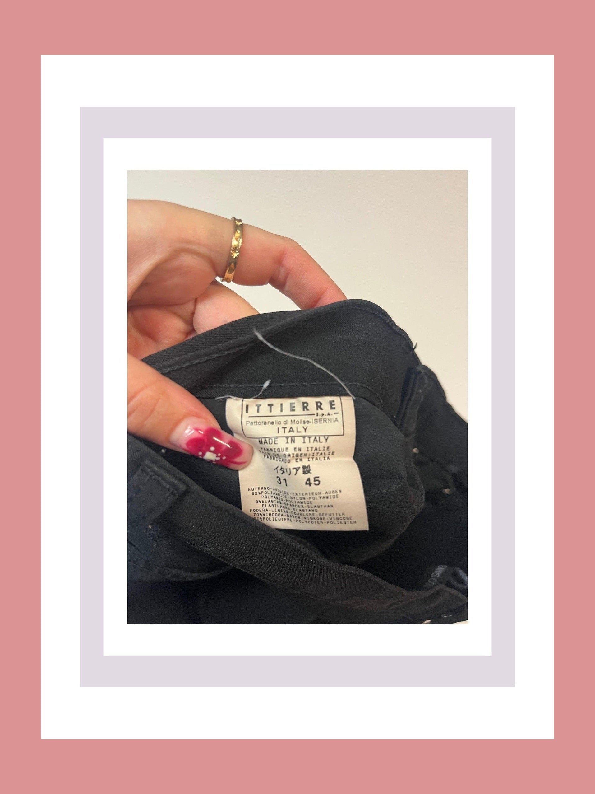 Entdecke unsere Vintage Track Pants von Nike und anderen Marken, erhältlich bei Valuxery.de - Dein Shop für trendige Vintage - Kleidung. Unsere Track Pants sind aus hochwertigen Materialien und