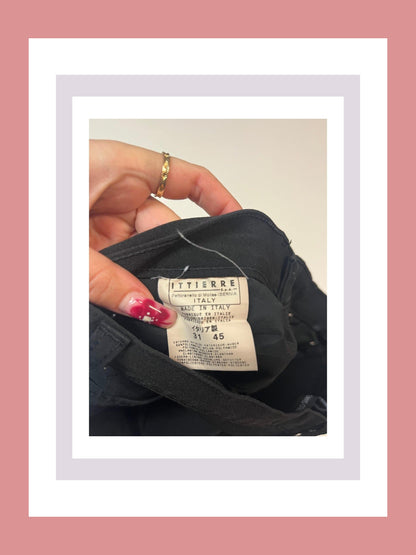 Entdecke unsere Vintage Track Pants von Nike und anderen Marken, erhältlich bei Valuxery.de - Dein Shop für trendige Vintage - Kleidung. Unsere Track Pants sind aus hochwertigen Materialien und