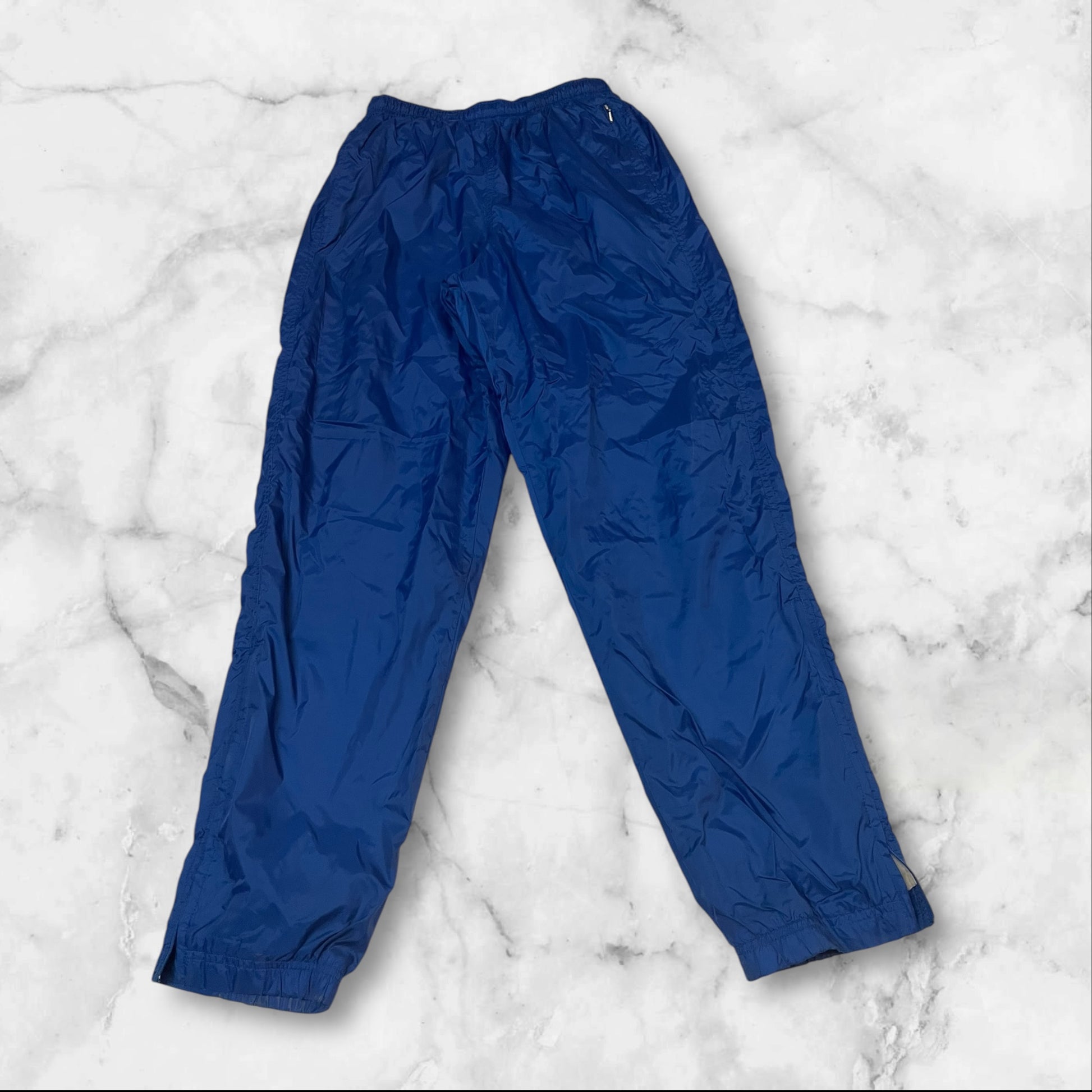 Entdecke unsere Vintage Track Pants von Nike und anderen Marken, erhältlich bei Valuxery.de - Dein Shop für trendige Vintage - Kleidung. Unsere Track Pants sind aus hochwertigen Materialien und