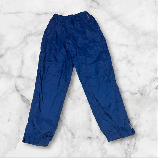 Entdecke unsere Vintage Track Pants von Nike und anderen Marken, erhältlich bei Valuxery.de - Dein Shop für trendige Vintage - Kleidung. Unsere Track Pants sind aus hochwertigen Materialien und