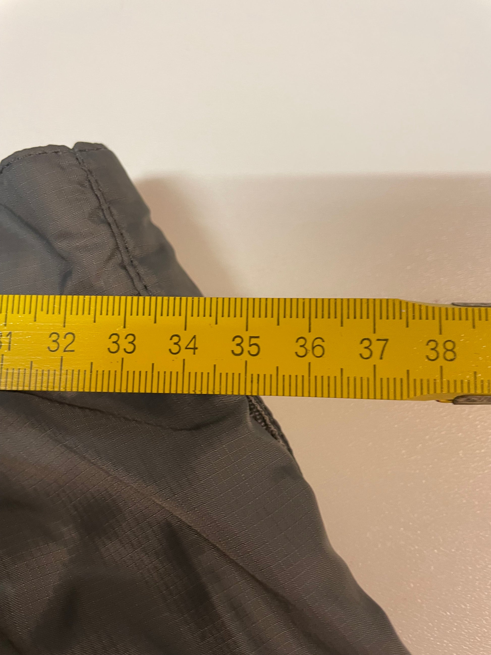 Entdecke unsere Vintage Track Pants von Nike und anderen Marken, erhältlich bei Valuxery.de - Dein Shop für trendige Vintage - Kleidung. Unsere Track Pants sind aus hochwertigen Materialien und