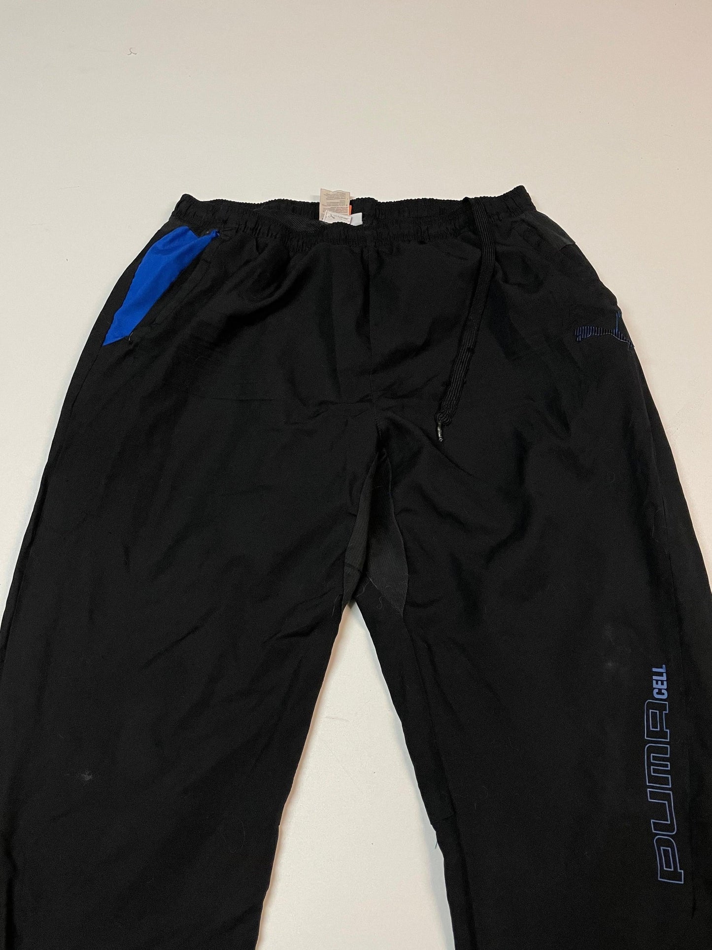 Entdecke unsere Vintage Track Pants von Nike und anderen Marken, erhältlich bei Valuxery.de - Dein Shop für trendige Vintage - Kleidung. Unsere Track Pants sind aus hochwertigen Materialien und