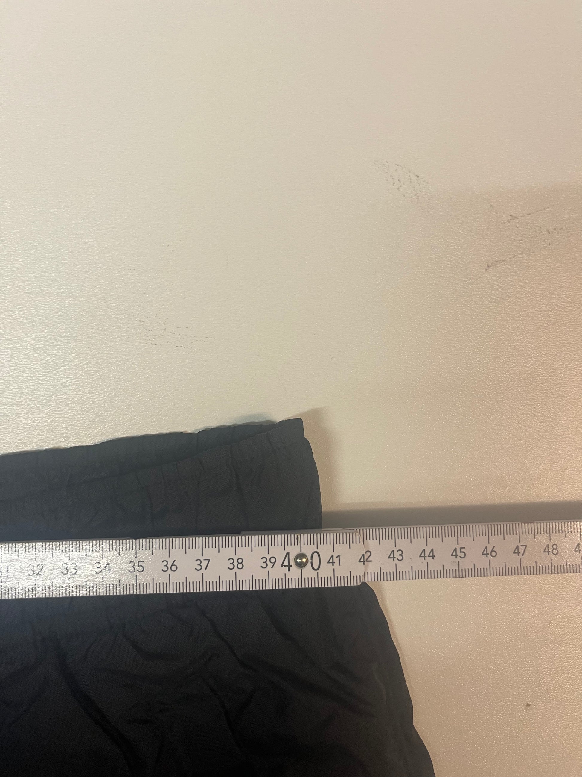 Entdecke unsere Vintage Track Pants von Nike und anderen Marken, erhältlich bei Valuxery.de - Dein Shop für trendige Vintage - Kleidung. Unsere Track Pants sind aus hochwertigen Materialien und