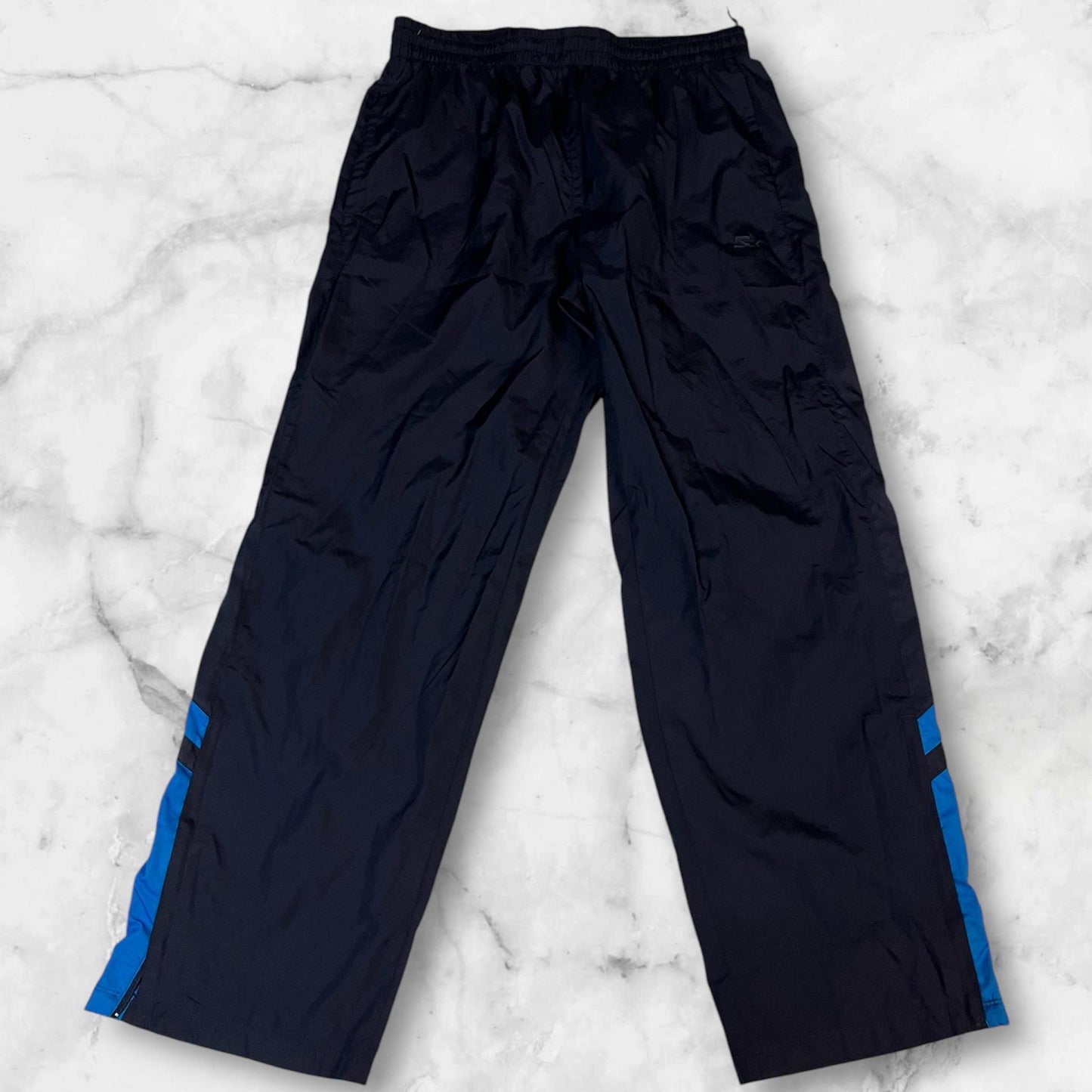 Entdecke unsere Vintage Track Pants von Nike und anderen Marken, erhältlich bei Valuxery.de - Dein Shop für trendige Vintage - Kleidung. Unsere Track Pants sind aus hochwertigen Materialien und