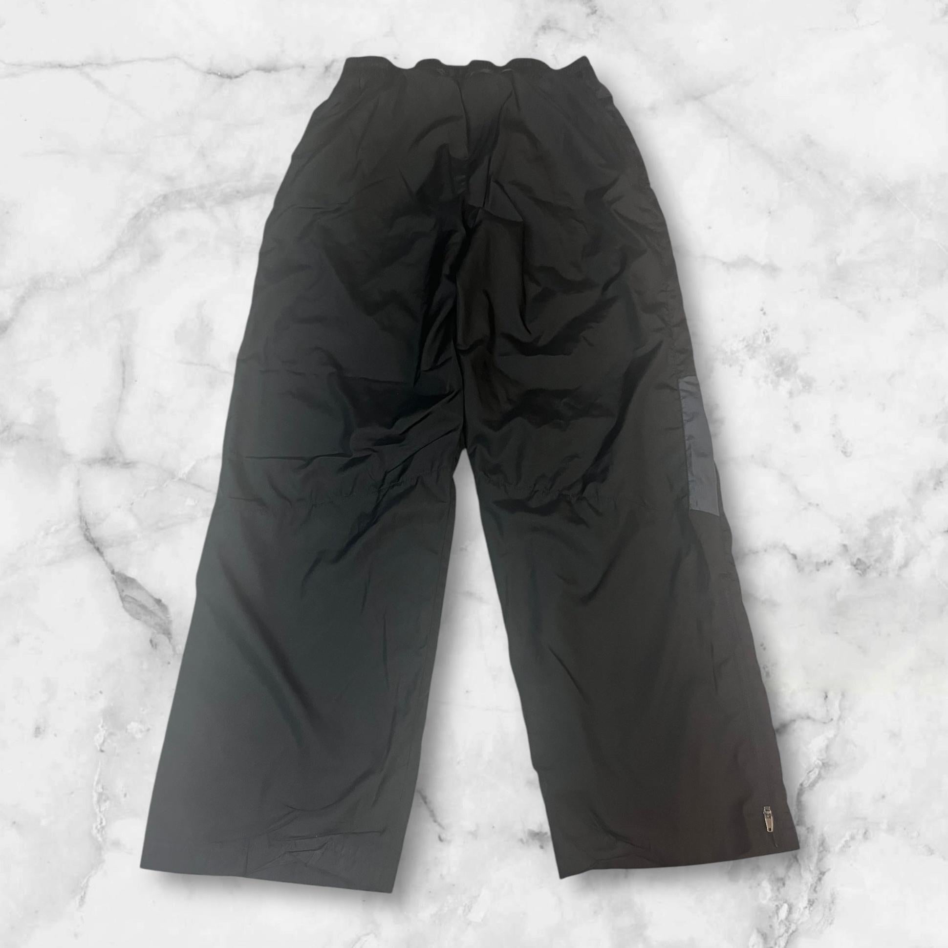 Entdecke unsere Vintage Track Pants von Nike und anderen Marken, erhältlich bei Valuxery.de - Dein Shop für trendige Vintage - Kleidung. Unsere Track Pants sind aus hochwertigen Materialien und