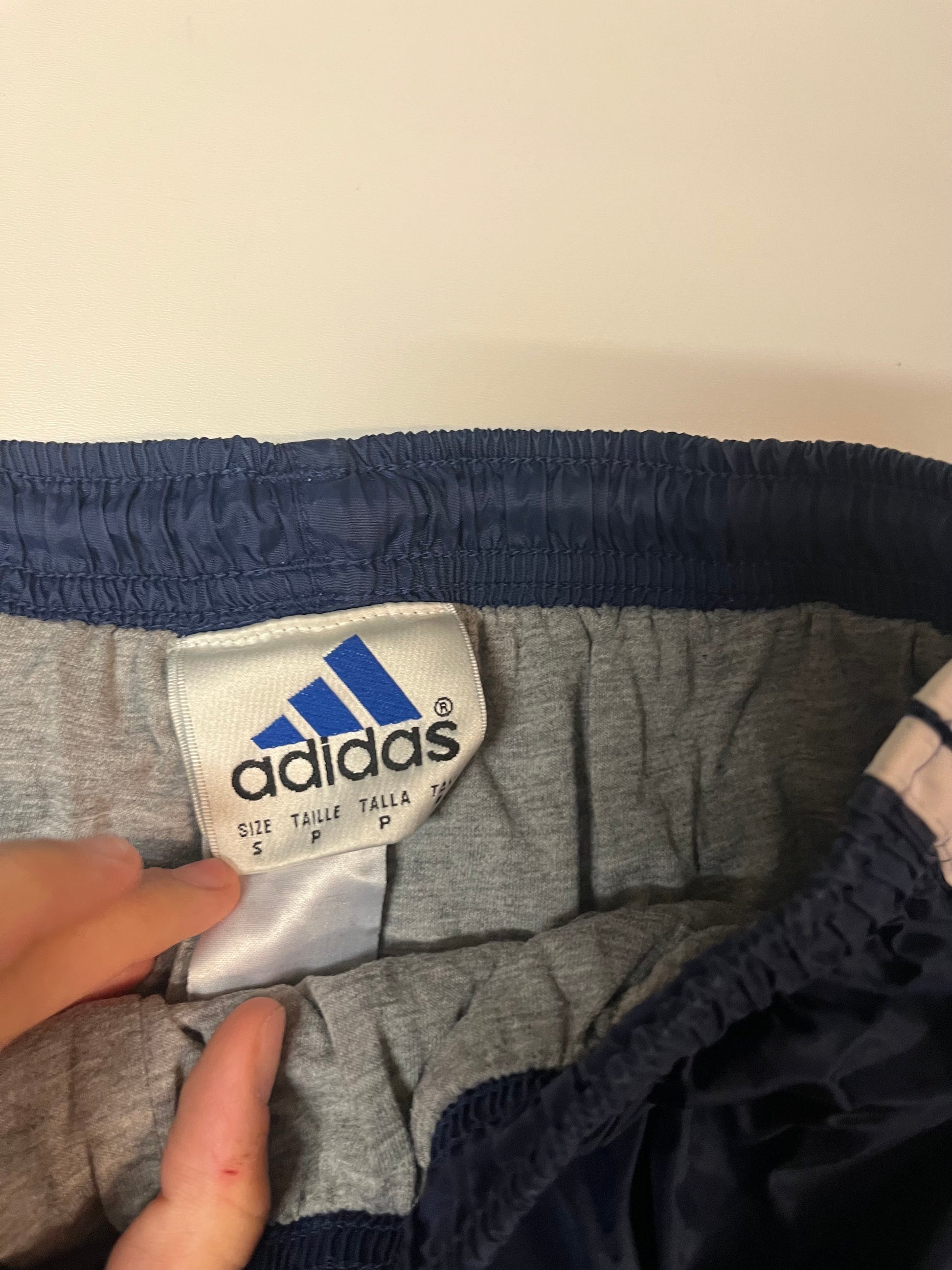 Entdecke unsere Vintage Track Pants von Nike und anderen Marken, erhältlich bei Valuxery.de - Dein Shop für trendige Vintage - Kleidung. Unsere Track Pants sind aus hochwertigen Materialien und
