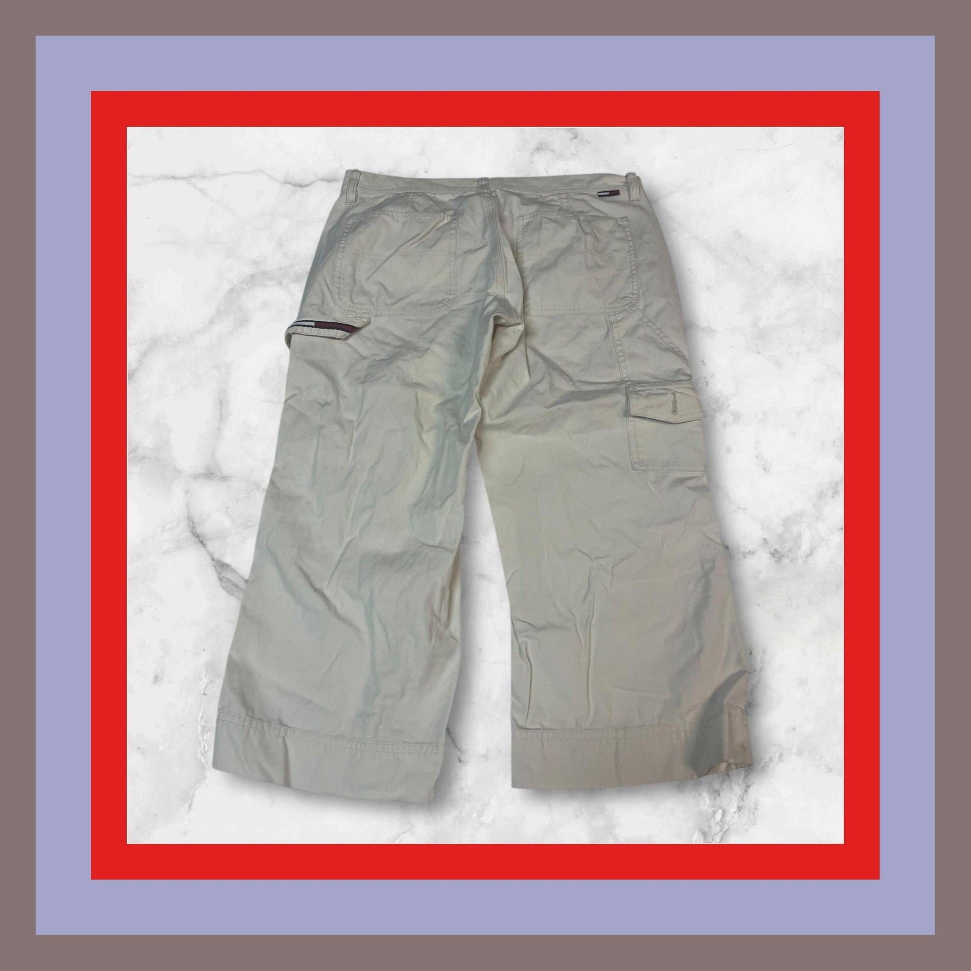 Entdecke unsere Vintage Track Pants von Nike und anderen Marken, erhältlich bei Valuxery.de - Dein Shop für trendige Vintage - Kleidung. Unsere Track Pants sind aus hochwertigen Materialien und