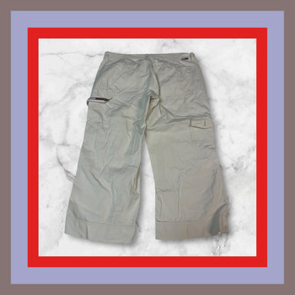 Entdecke unsere Vintage Track Pants von Nike und anderen Marken, erhältlich bei Valuxery.de - Dein Shop für trendige Vintage - Kleidung. Unsere Track Pants sind aus hochwertigen Materialien und