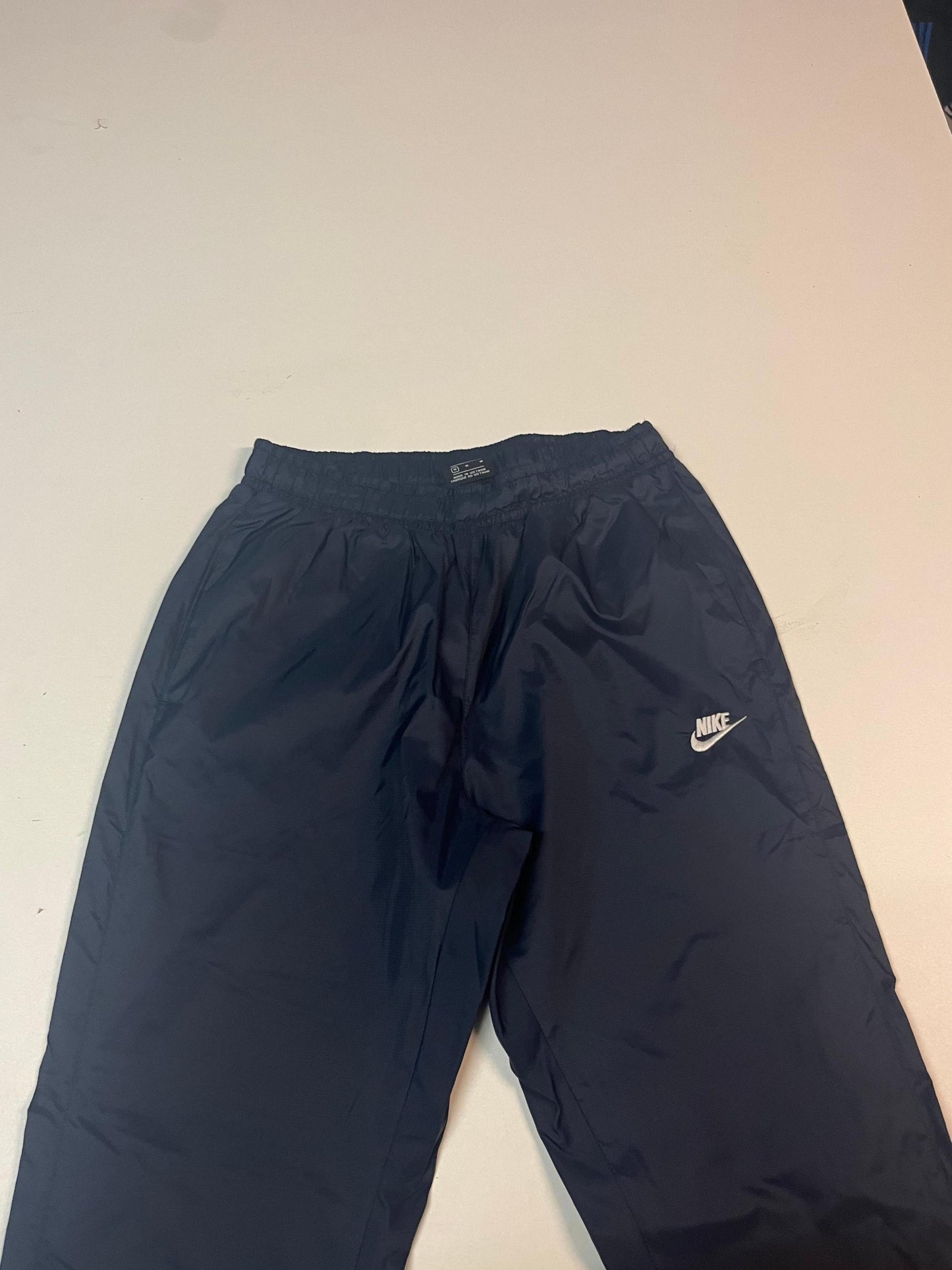 Entdecke unsere Vintage Track Pants von Nike und anderen Marken, erhältlich bei Valuxery.de - Dein Shop für trendige Vintage - Kleidung. Unsere Track Pants sind aus hochwertigen Materialien und