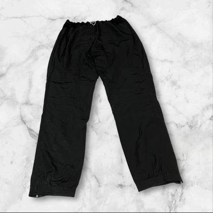 Entdecke unsere Vintage Track Pants von Nike und anderen Marken, erhältlich bei Valuxery.de - Dein Shop für trendige Vintage - Kleidung. Unsere Track Pants sind aus hochwertigen Materialien und
