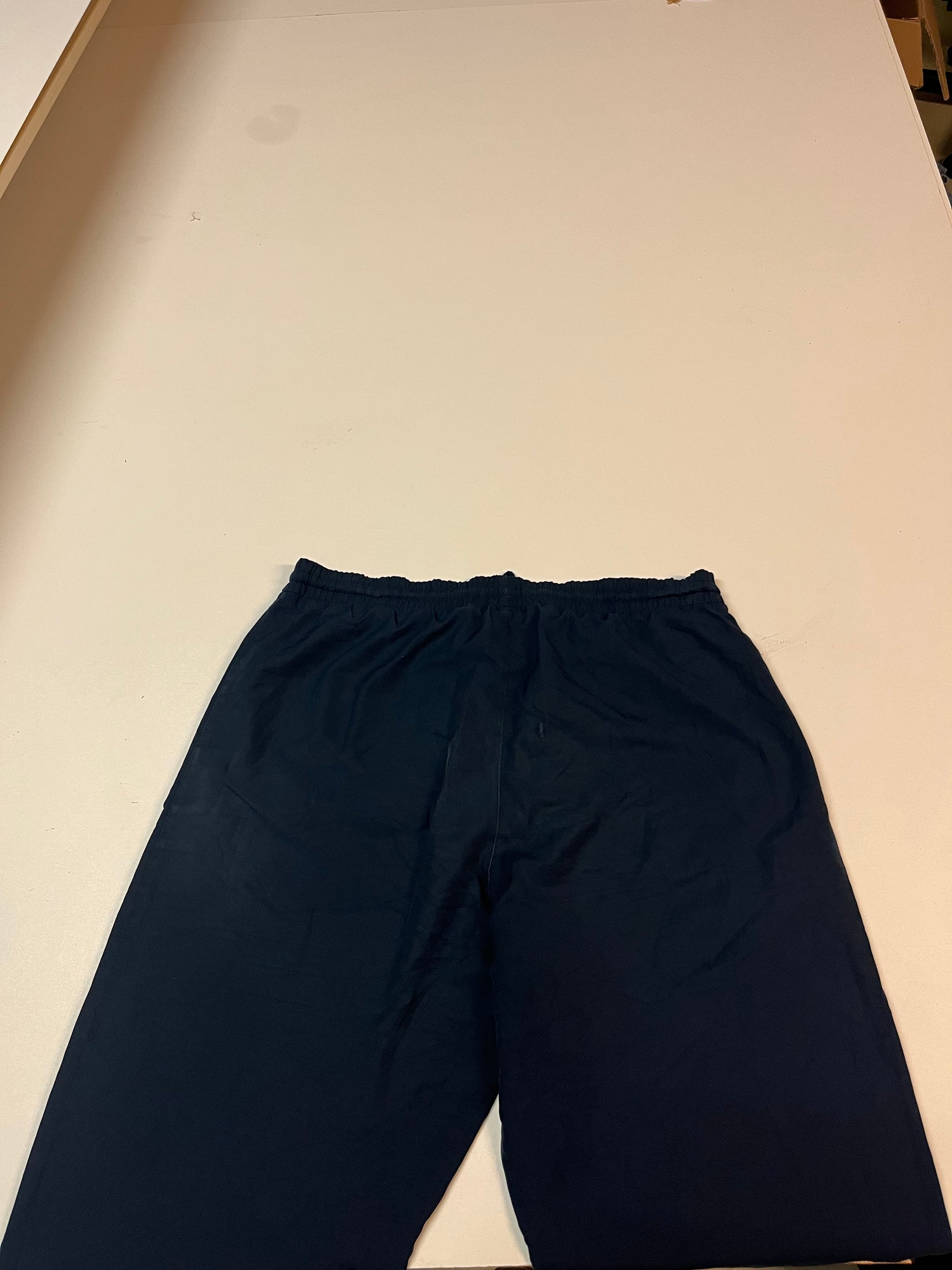 Entdecke unsere Vintage Track Pants von Nike und anderen Marken, erhältlich bei Valuxery.de - Dein Shop für trendige Vintage - Kleidung. Unsere Track Pants sind aus hochwertigen Materialien und