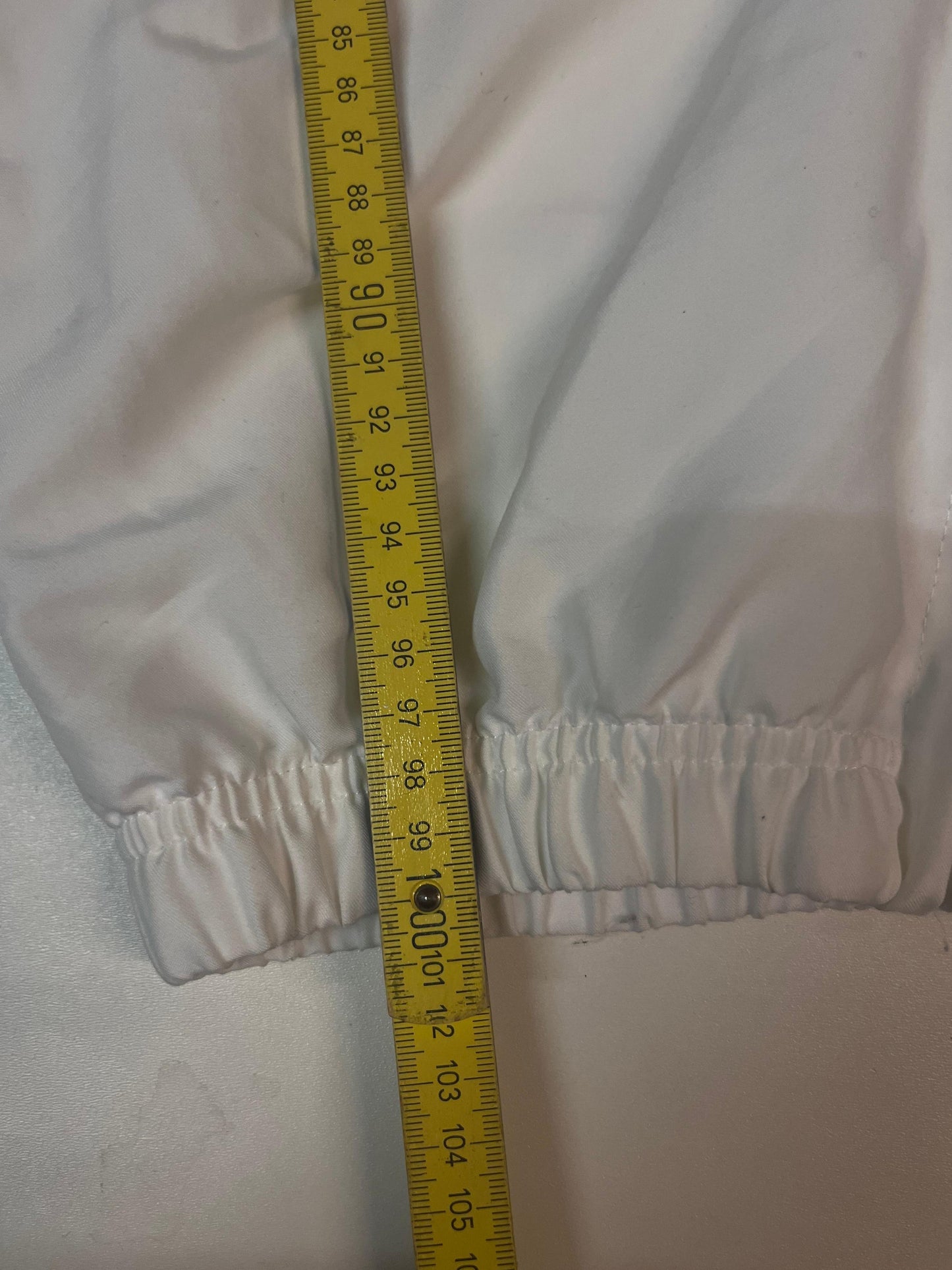 Entdecke unsere Vintage Track Pants von Nike und anderen Marken, erhältlich bei Valuxery.de - Dein Shop für trendige Vintage - Kleidung. Unsere Track Pants sind aus hochwertigen Materialien und