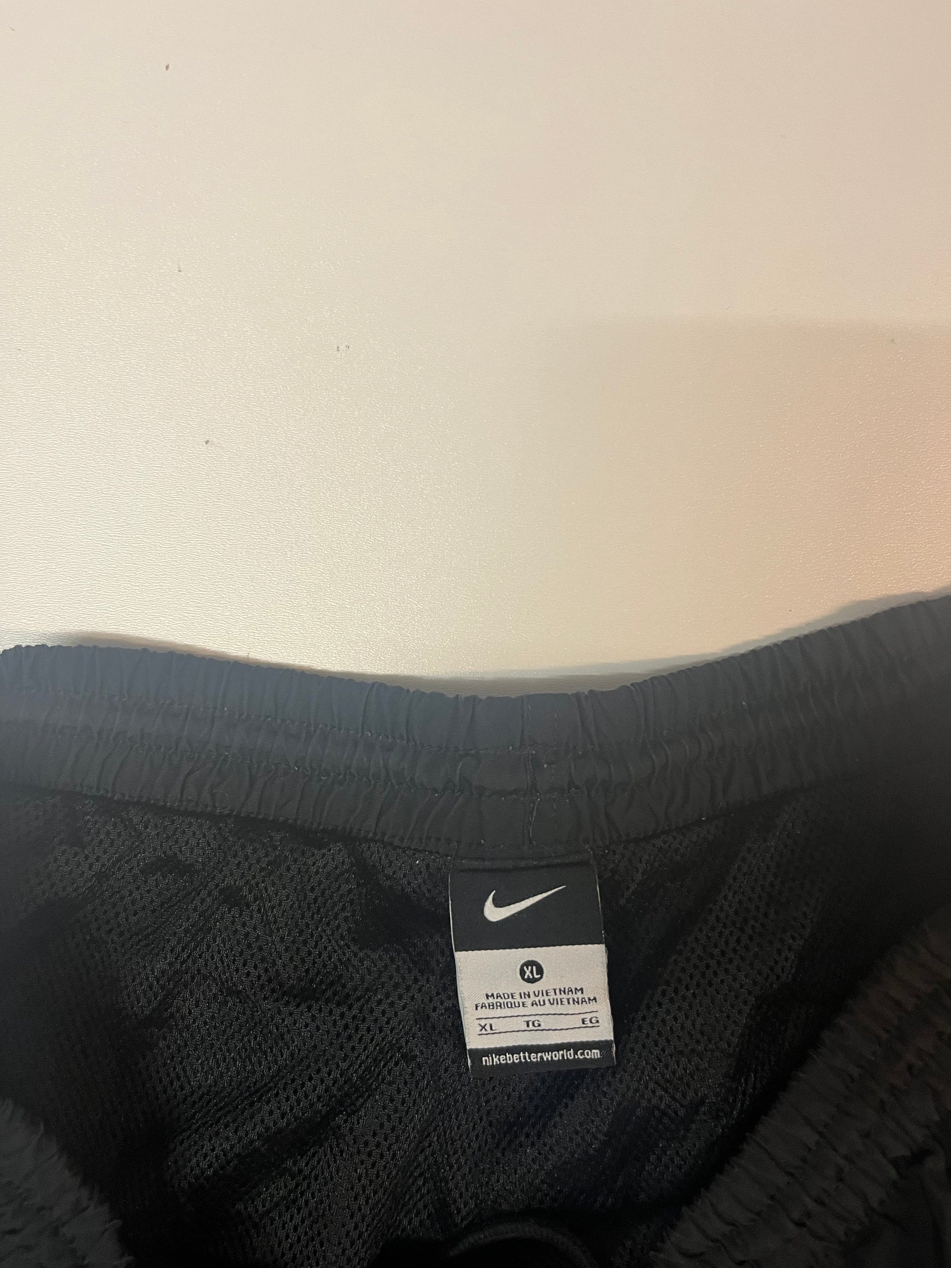 Entdecke unsere Vintage Track Pants von Nike und anderen Marken, erhältlich bei Valuxery.de - Dein Shop für trendige Vintage - Kleidung. Unsere Track Pants sind aus hochwertigen Materialien und